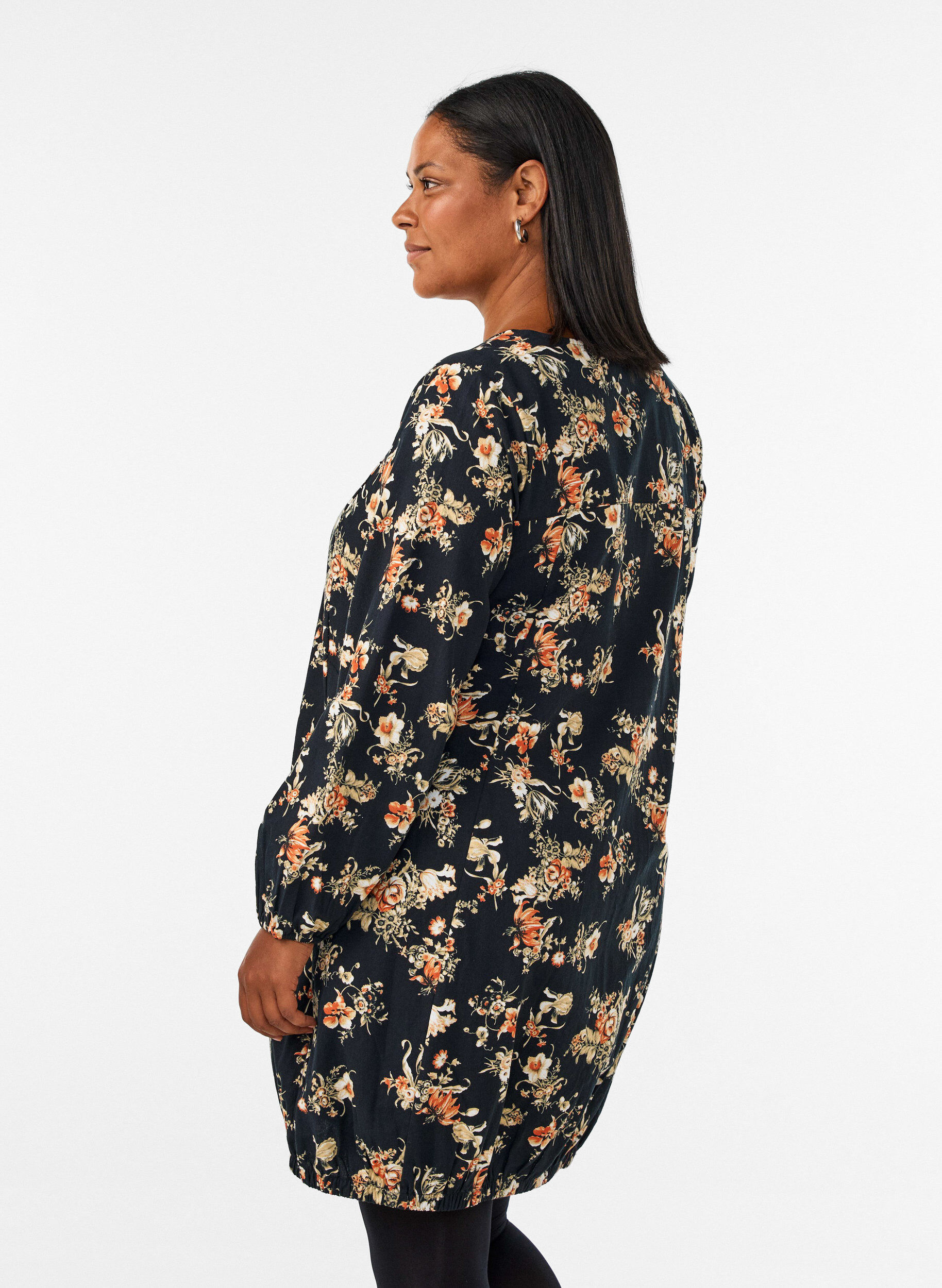 ZizziKort kl&auml;nning i bomull med res&aring;rkant nedtill och l&aring;nga &auml;rmar, Svart, Model image number 2