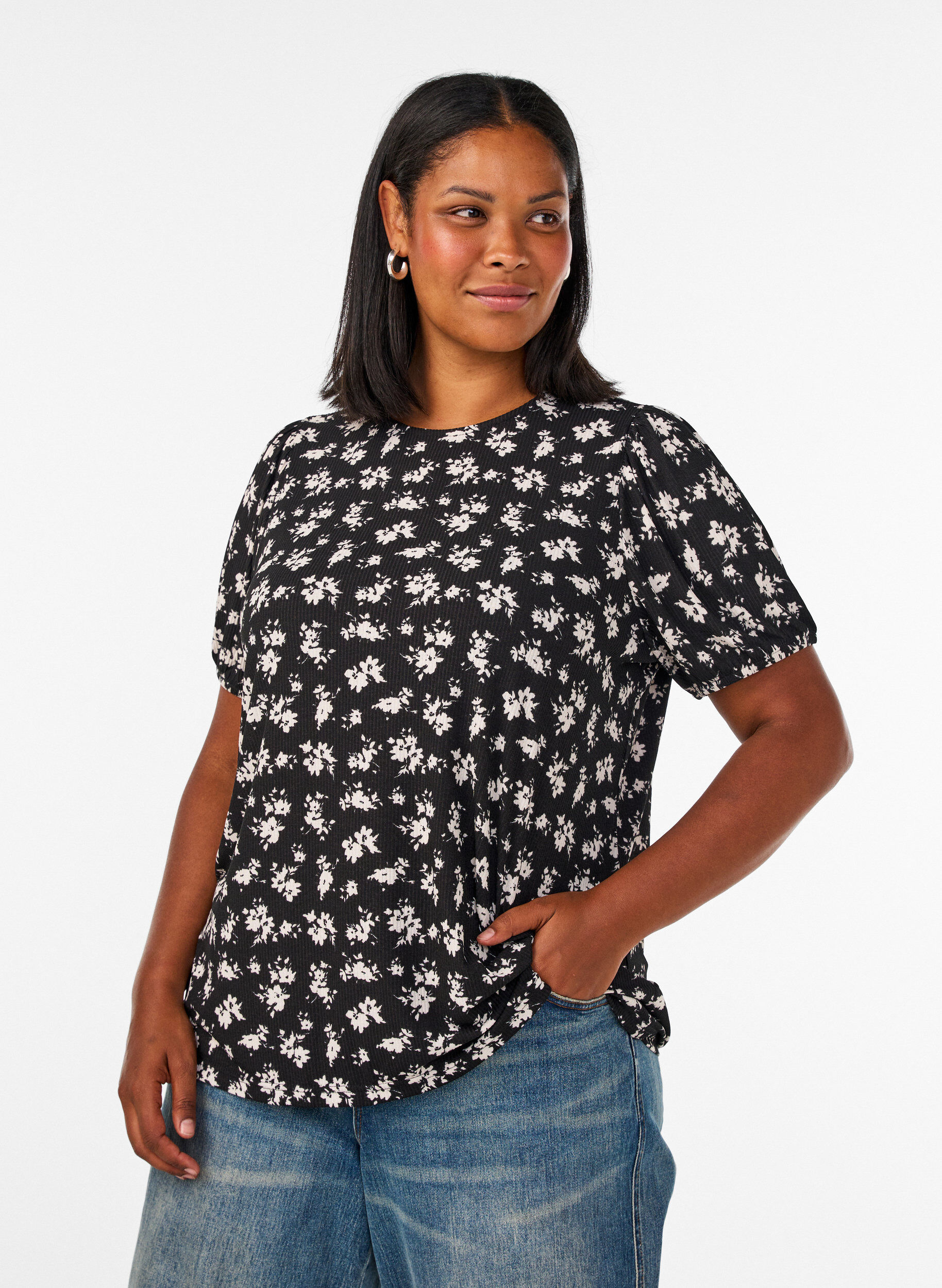Blus med l&aring;nga &auml;rmar och blommigt tryck, Svart, Model