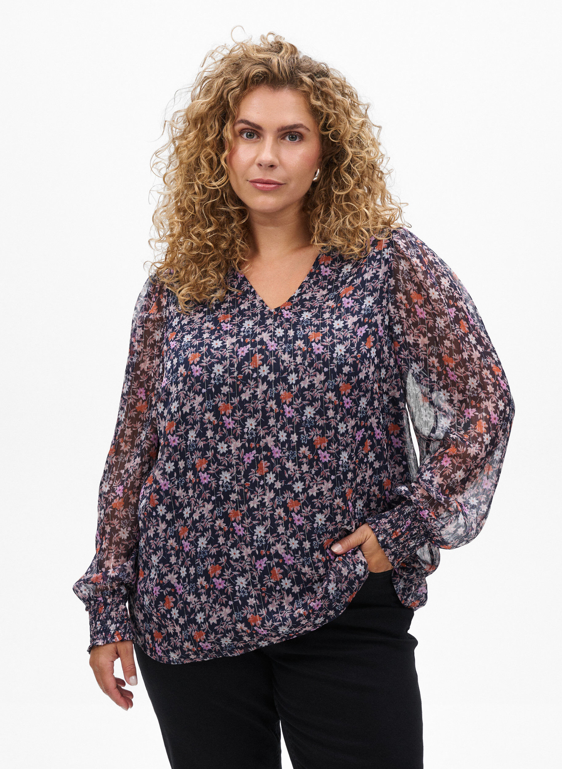 Blus med blomm&ouml;nster och glittertr&aring;d, Bl&aring;, Model