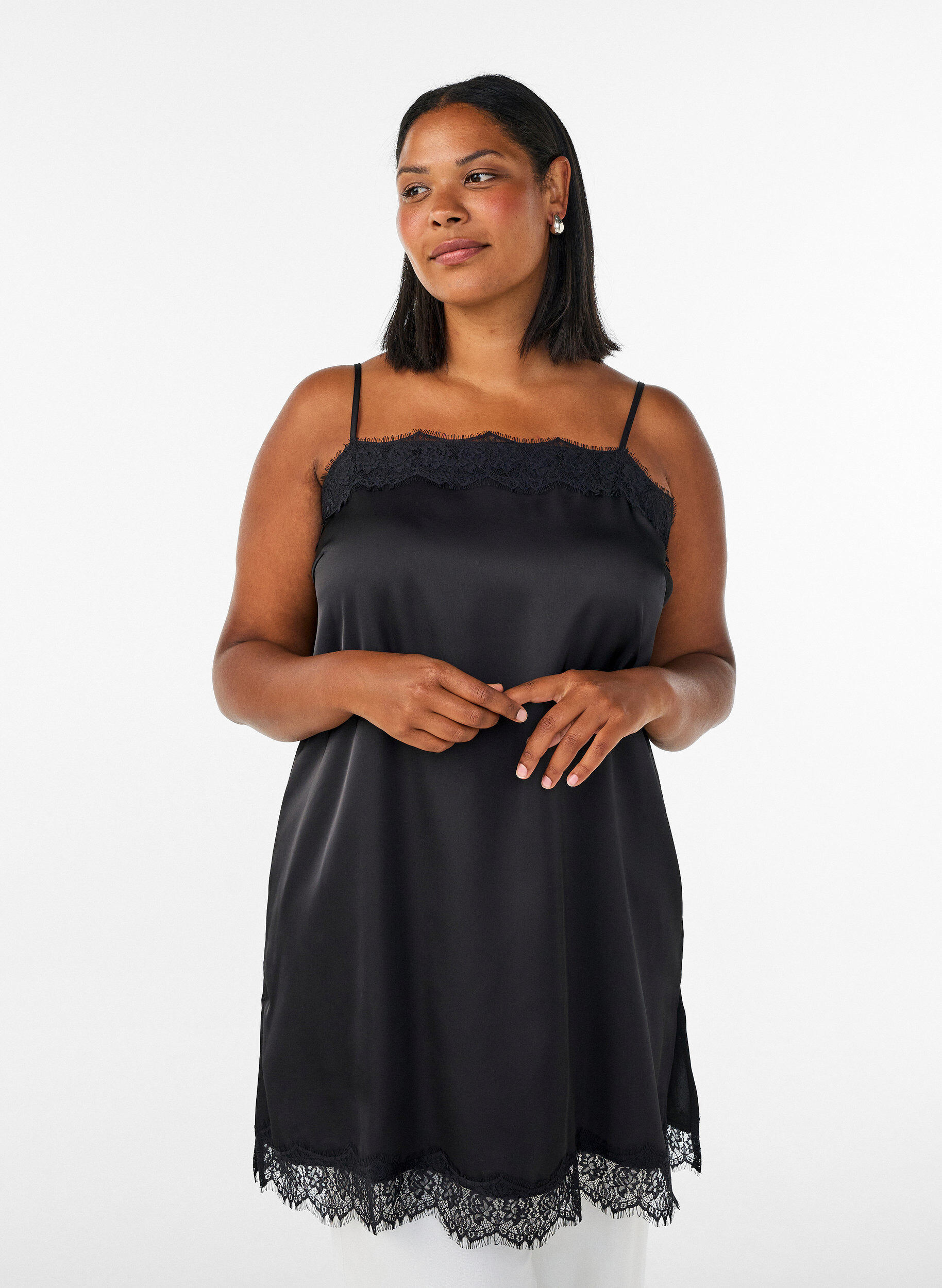 L&aring;ng topp i satin med spetskanter, Svart, Model