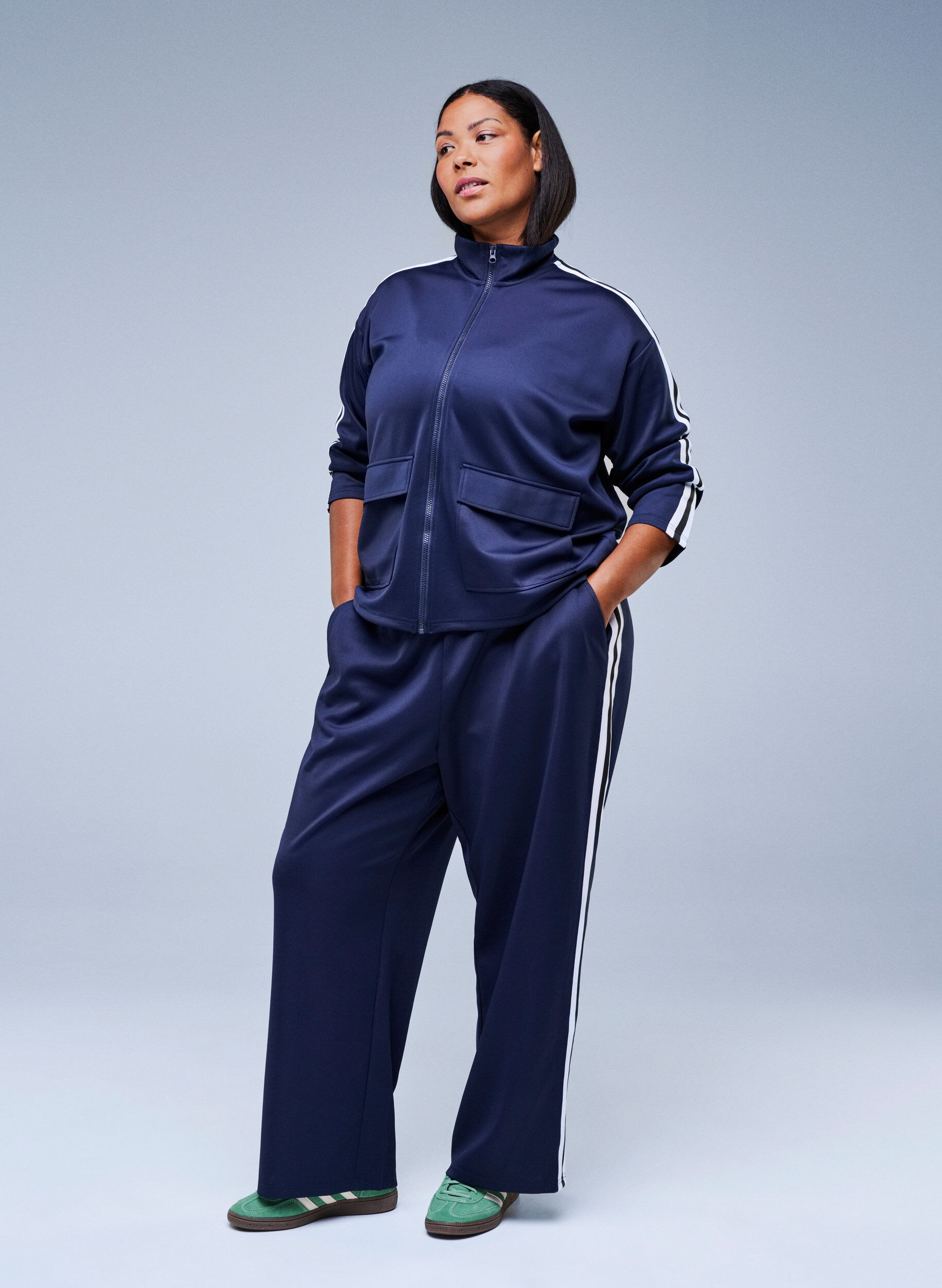 Tr&auml;ningsbyxor med h&ouml;g midja och sportiga r&auml;nder