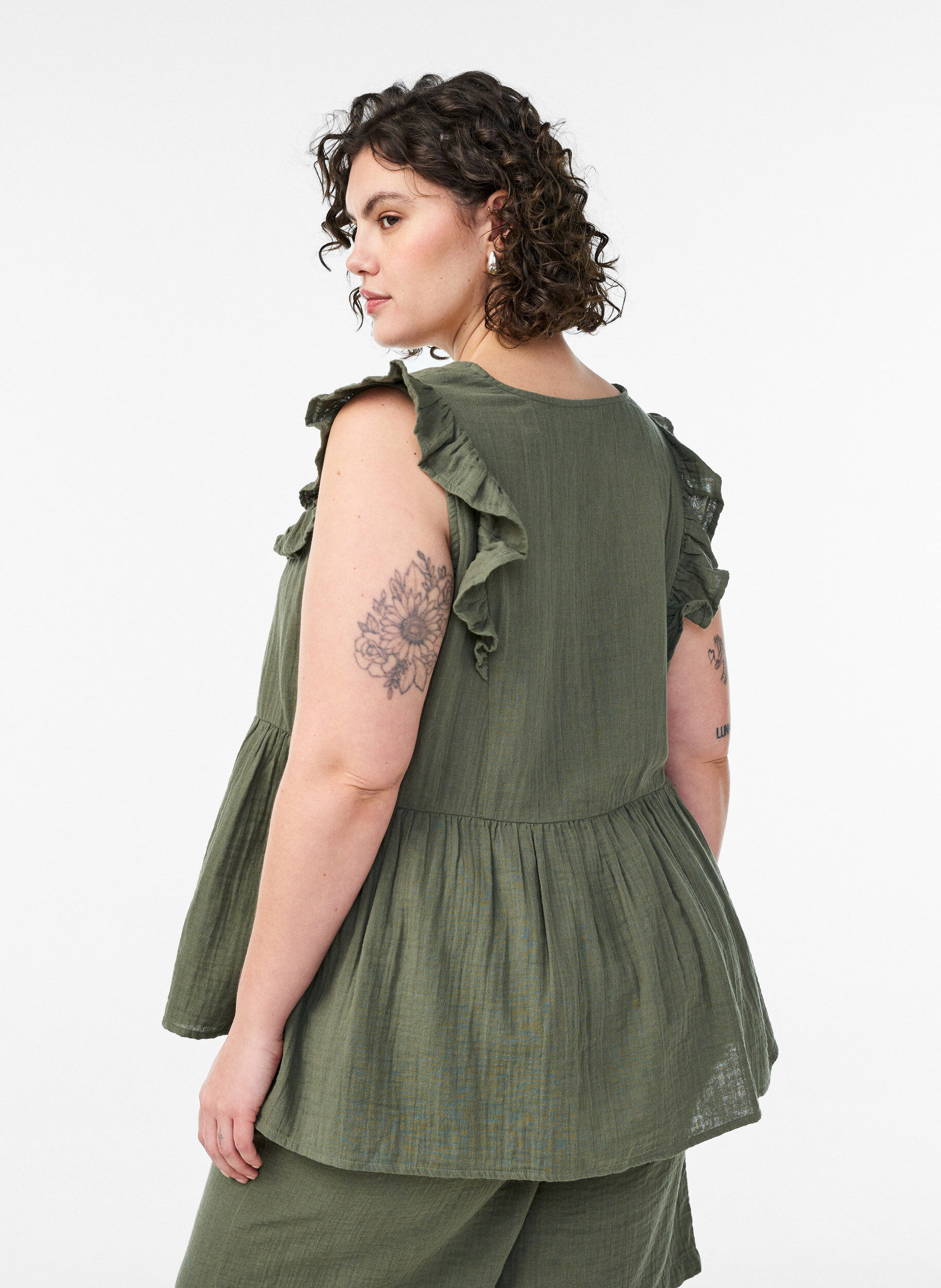 Zizzi&Auml;rml&ouml;s blus i bomullsmuslin med volanger, Gr&ouml;n, Model image number 2