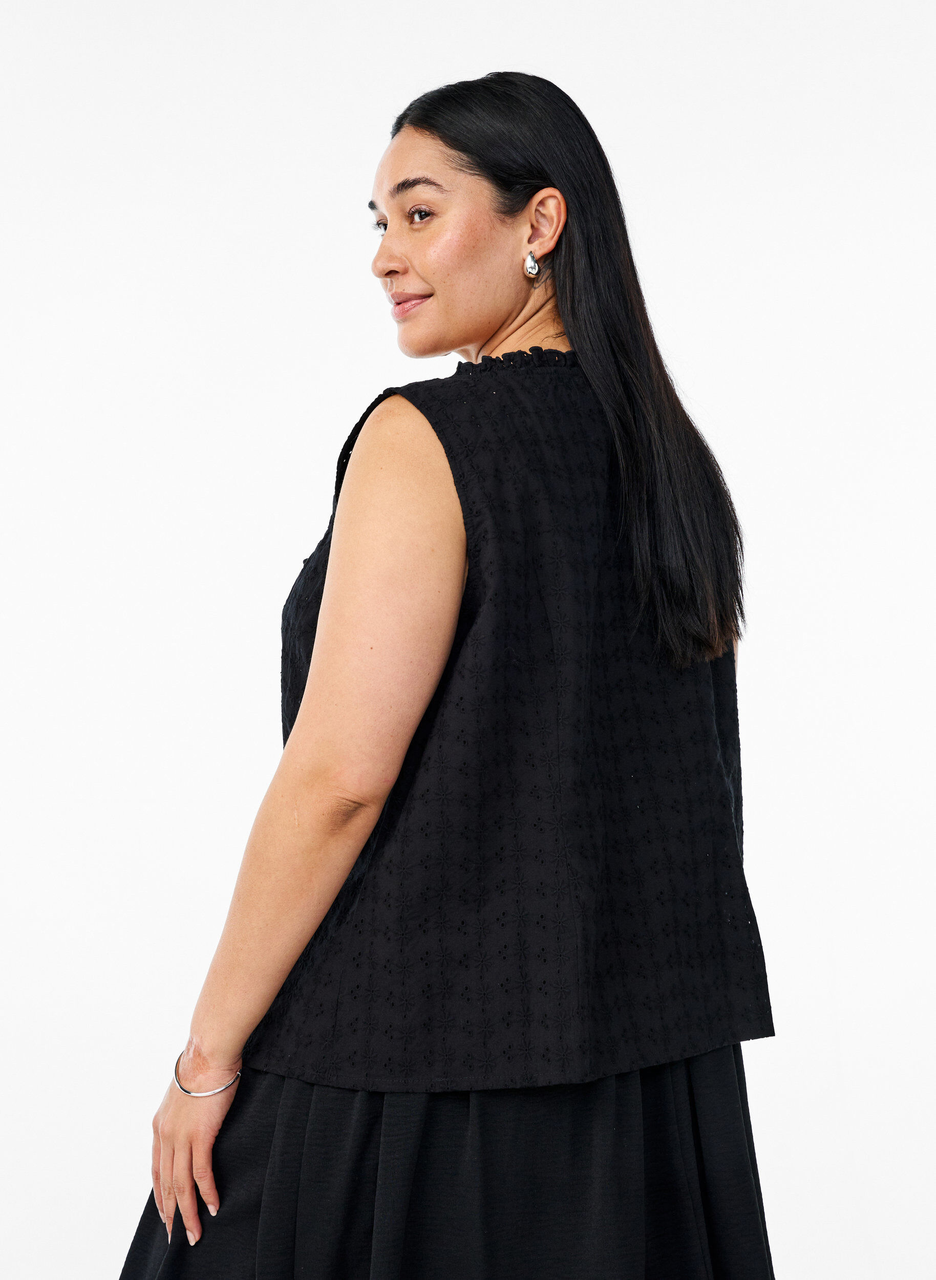 Zizzi&Auml;rml&ouml;s blus med broderie anglaise och volanger, Svart, Model image number 2