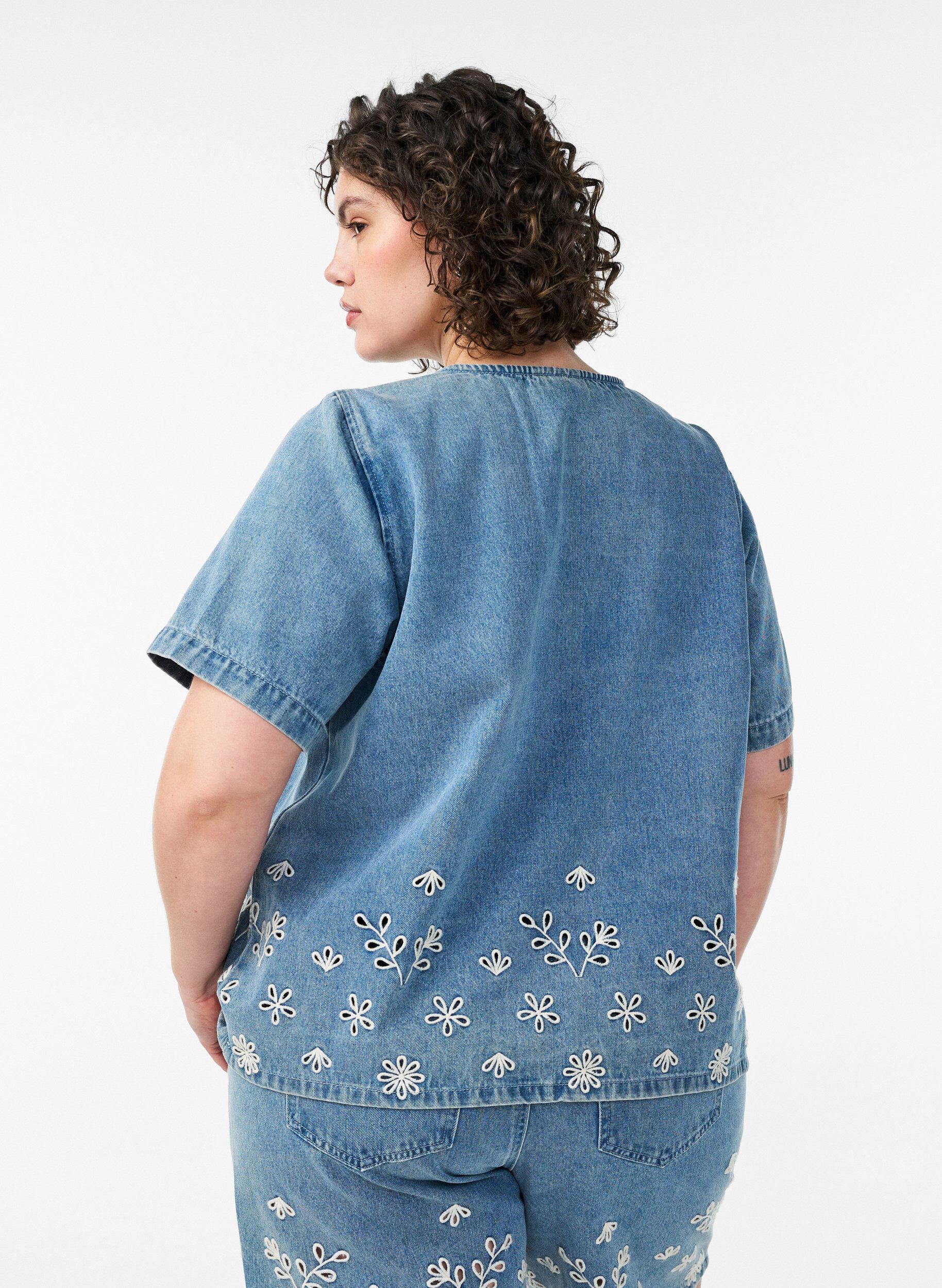 Zizzi Kort&auml;rmad jeansblus med broderie anglaise, Bl&aring;, Model image number 2