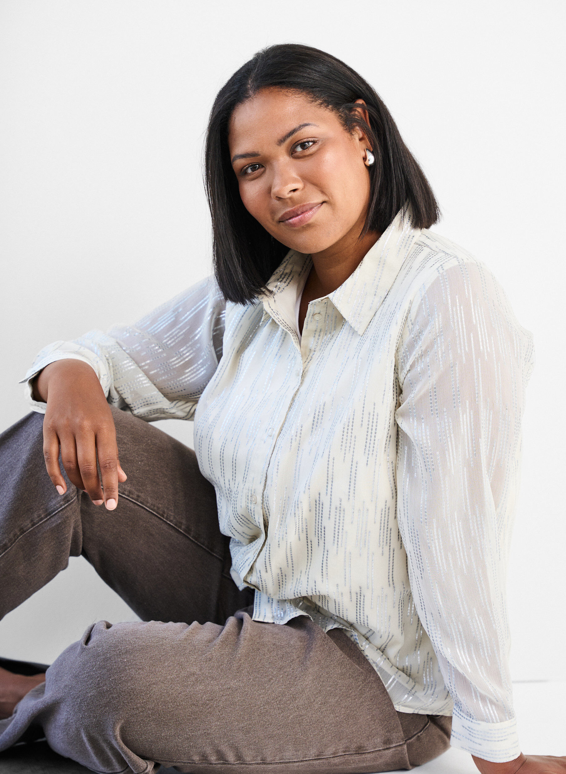 Zizzi Skjorta med glittrande m&ouml;nster, Vanilla, Model image number 3