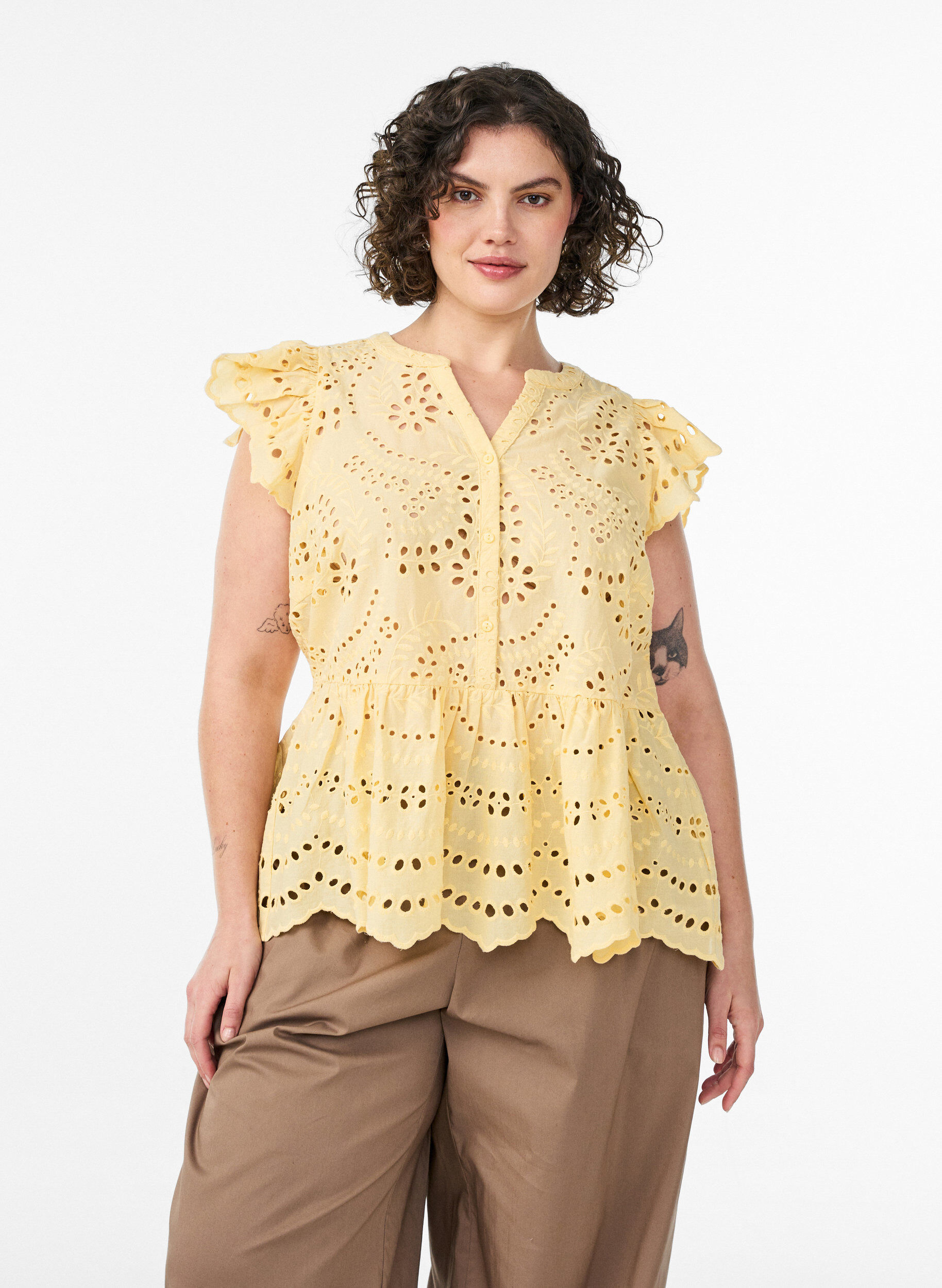 Zizzi &Auml;rml&ouml;s blus i broderie anglaise med volanger, Gul, Model image number 0