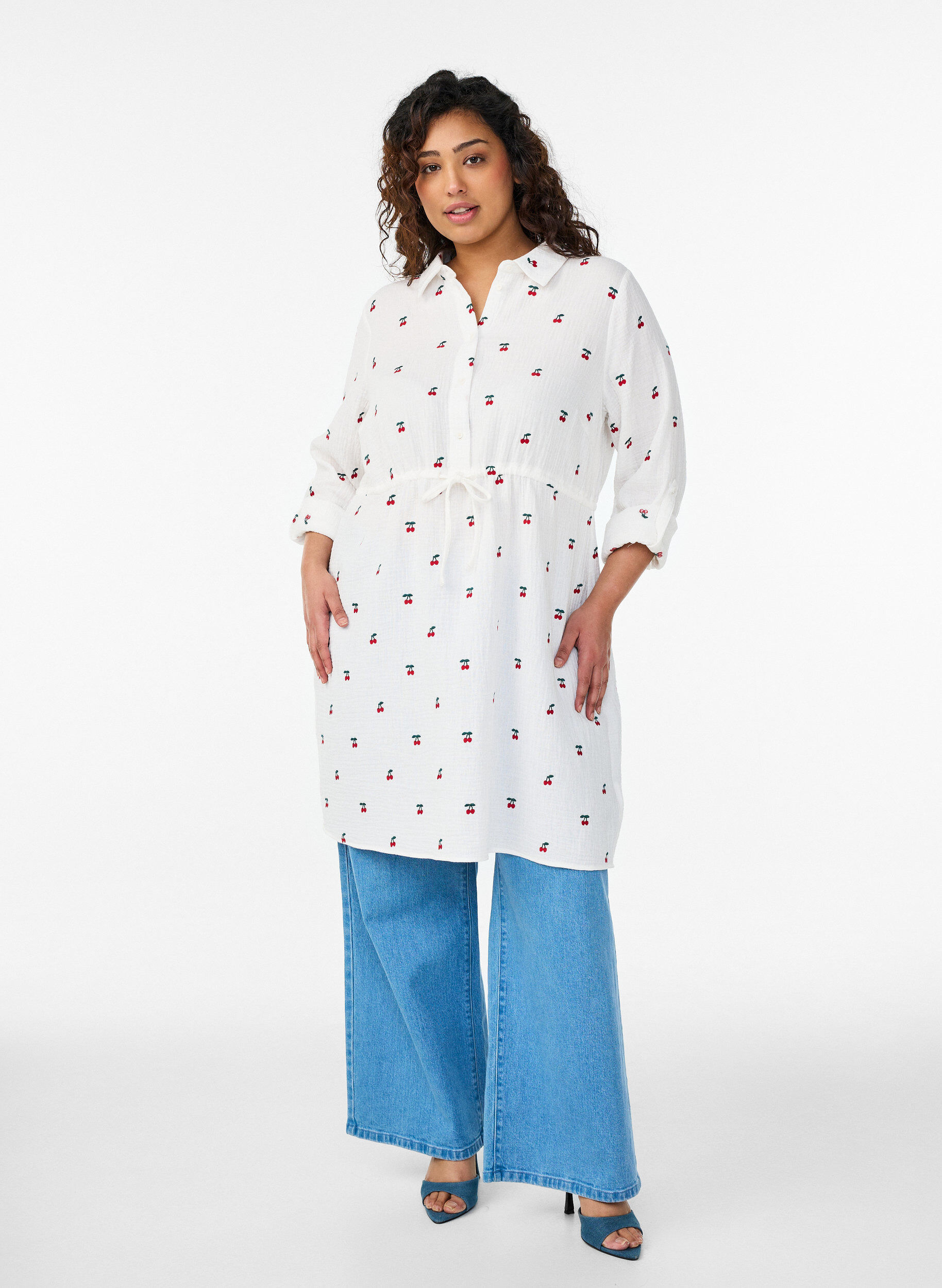 Zizzi Skjortkl&auml;nning i bomullsmuslin med broderade motiv, Vanilla, Model image number 1