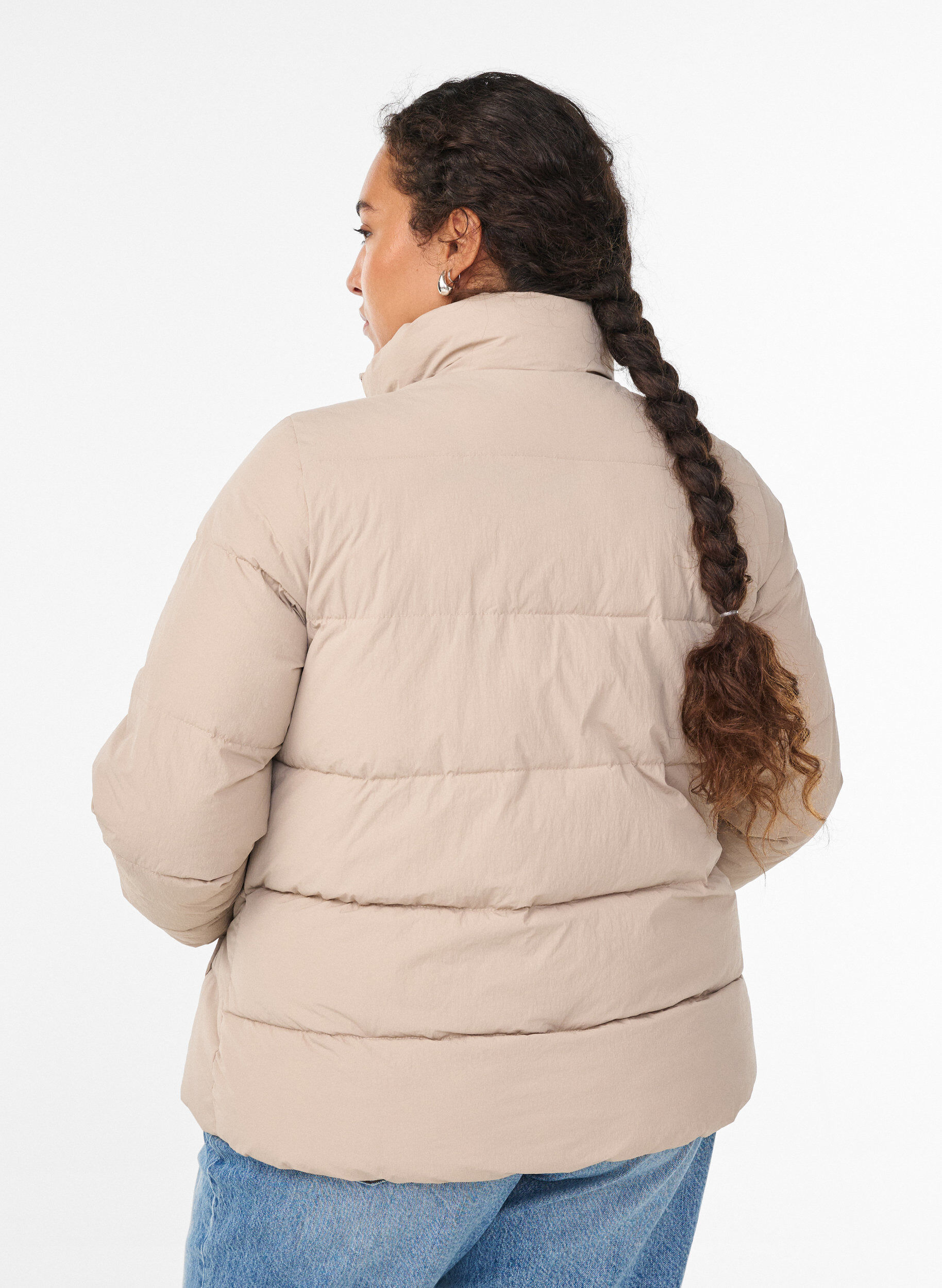 Zizzi Kort vadderad pufferjacka med h&ouml;g krage, Beige, Model image number 2