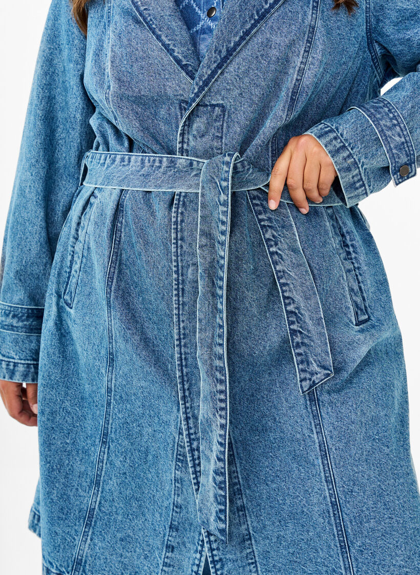 Trenchcoat i denim med bälte, Blue Denim, Model image number 3