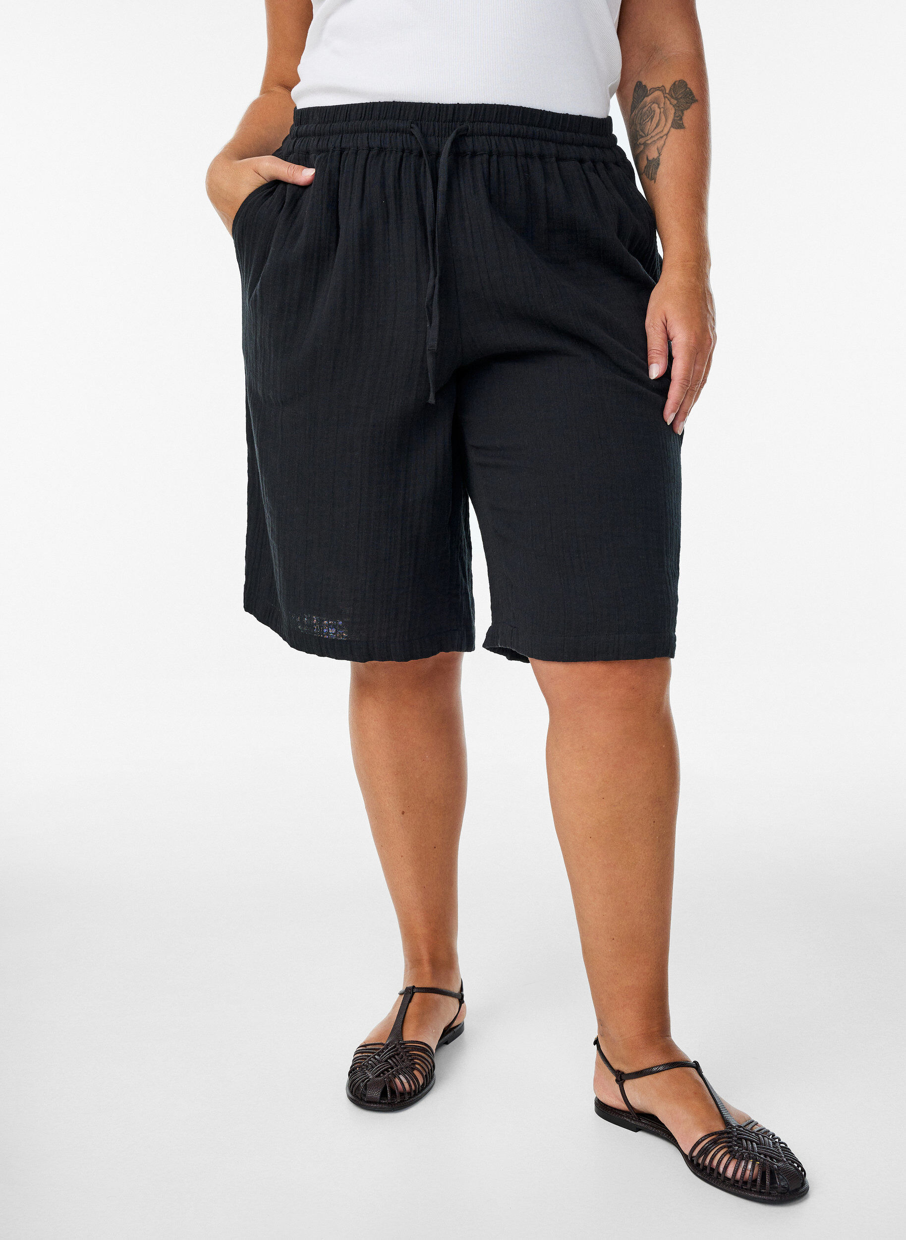ZizziL&ouml;sa shorts i bomullsmuslin med h&ouml;g midja, Svart, Model image number 3