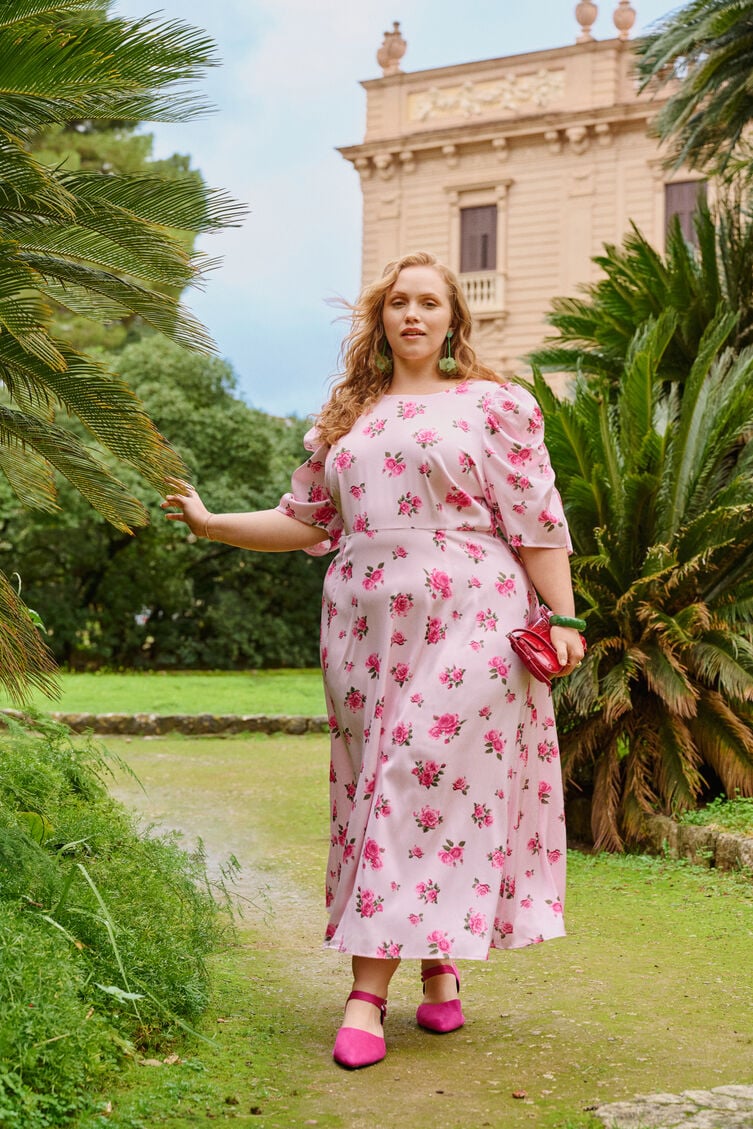 Omlottkl&auml;nning med blommigt tryck, , Model