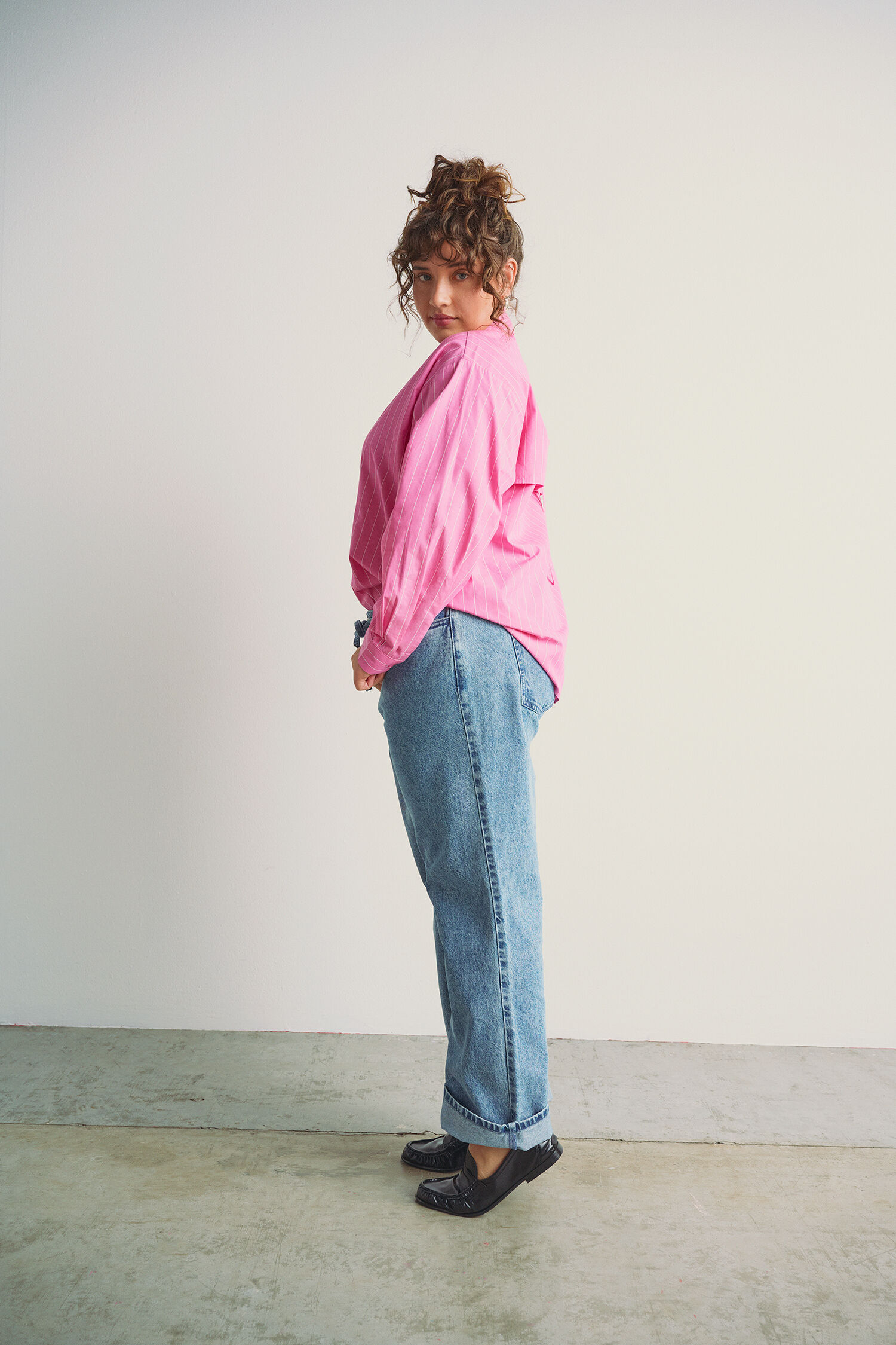 Zizzi Skjorta med slipsdetalj p&aring; ryggen, , Model