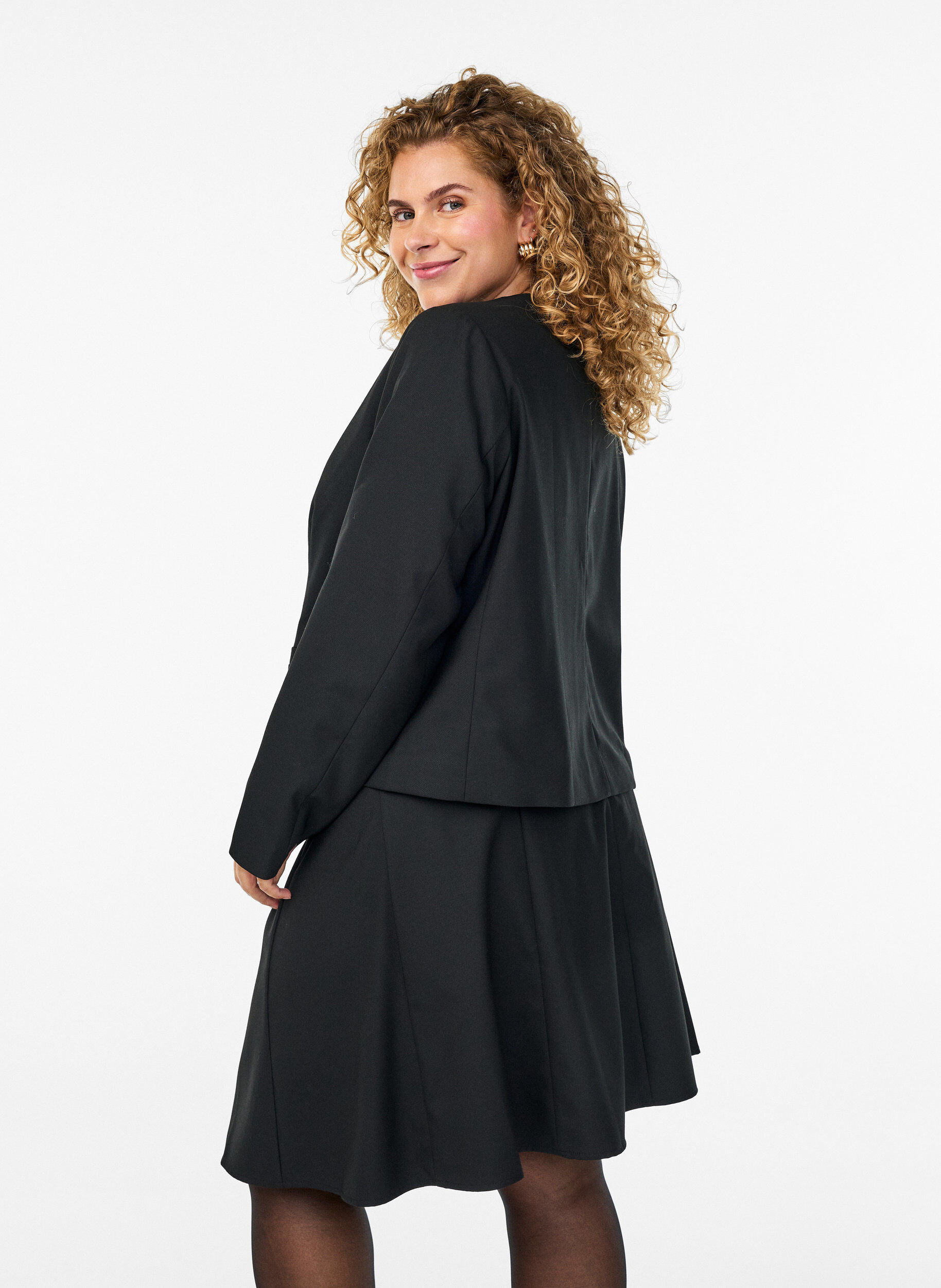 Zizzi Kort a-linjeformad kjol, Svart, Model image number 2