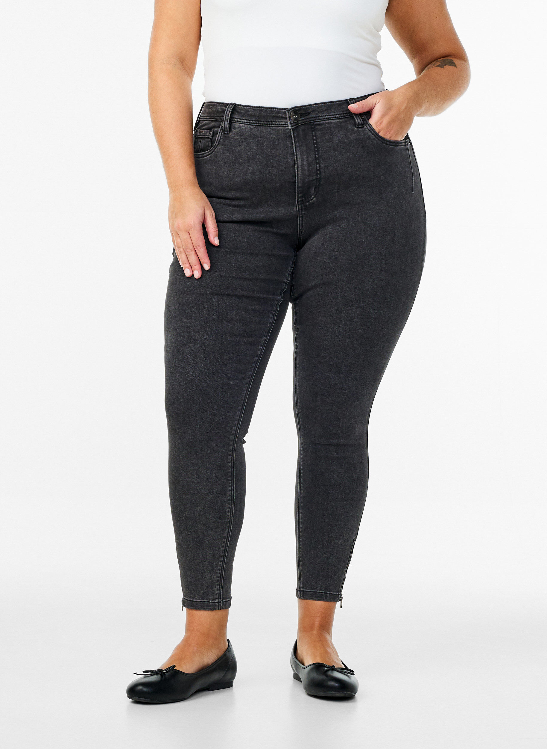 ZizziCroppade Amy jeans med blixtl&aring;s, Gr&aring;, Model image number 3