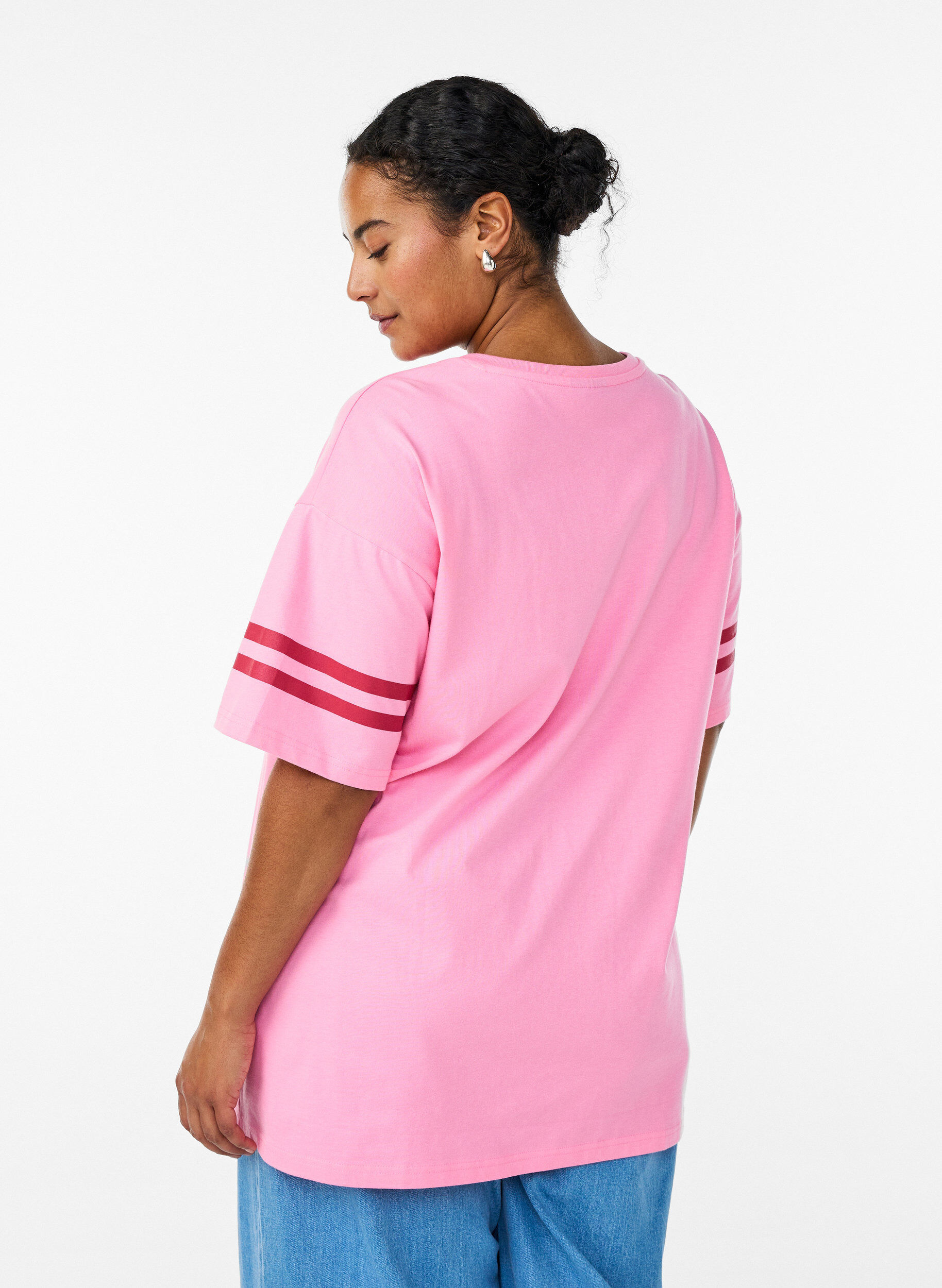 Zizzi Sportig oversized college-t-shirt, Rosa, Model image number 2