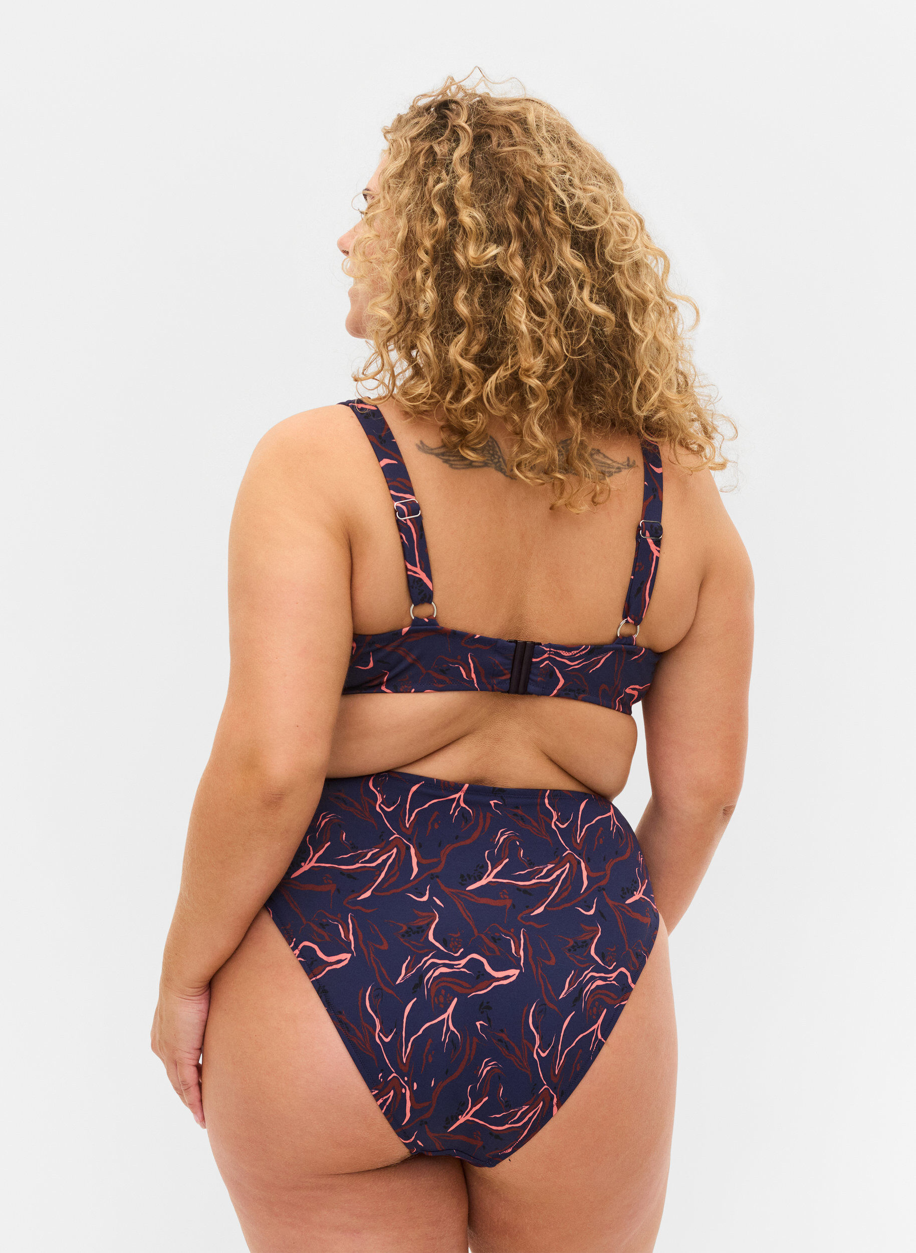 Zizzi Bikinitrosa med h&ouml;g midja och h&ouml;g bensk&auml;rning, Svart, Model image number 1