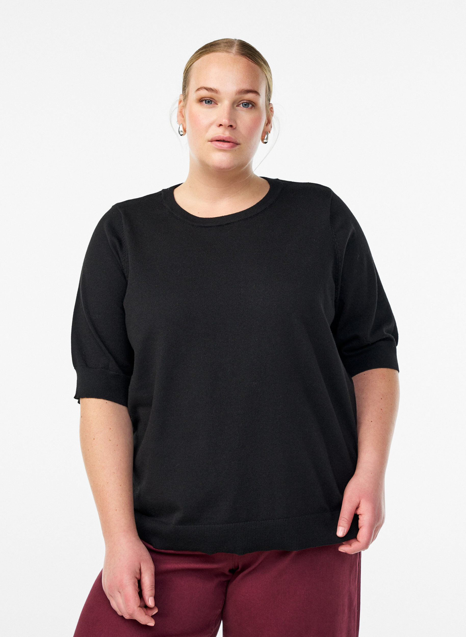 Finstickad blus med korta &auml;rmar, Svart, Model