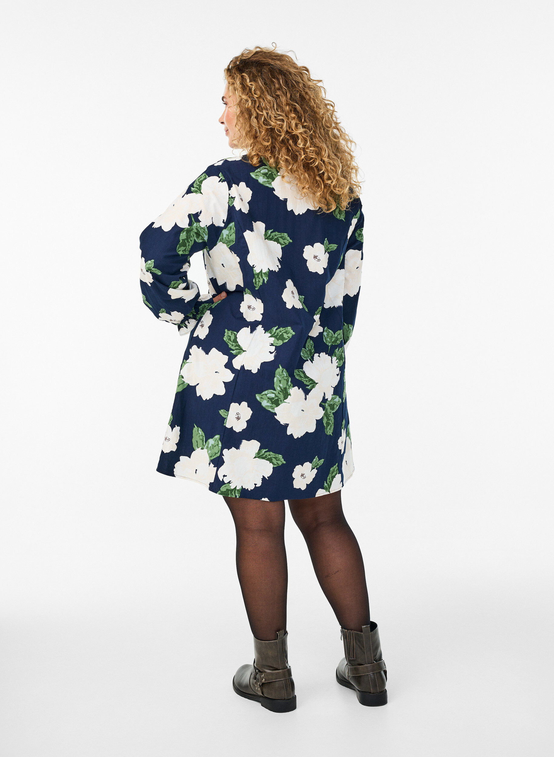 Zizzi Kort kl&auml;nning i bomull med v-ringning och l&aring;nga &auml;rmar, Bl&aring;, Model image number 2