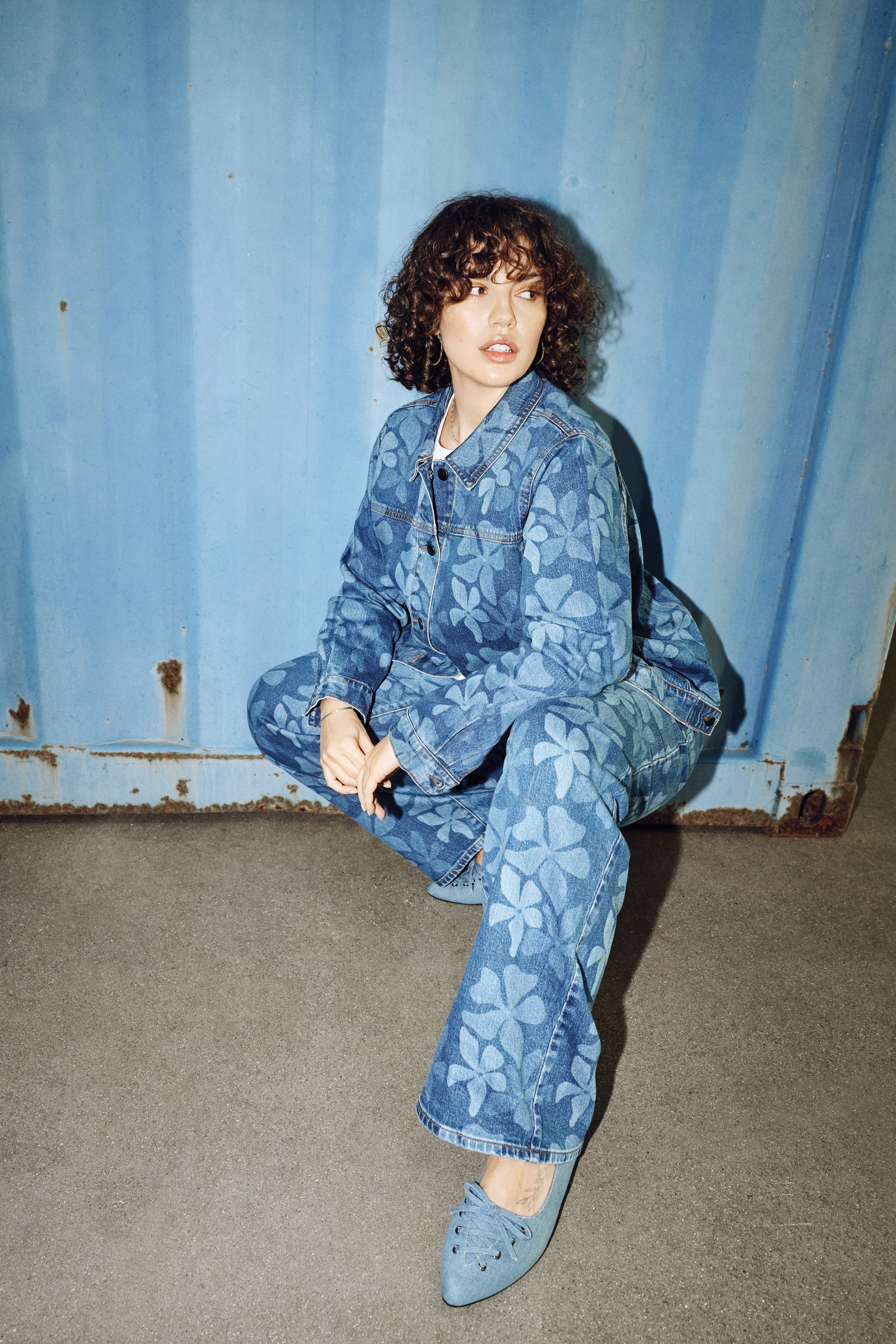 Zizzi Jeansjacka med blomm&ouml;nster, , Model