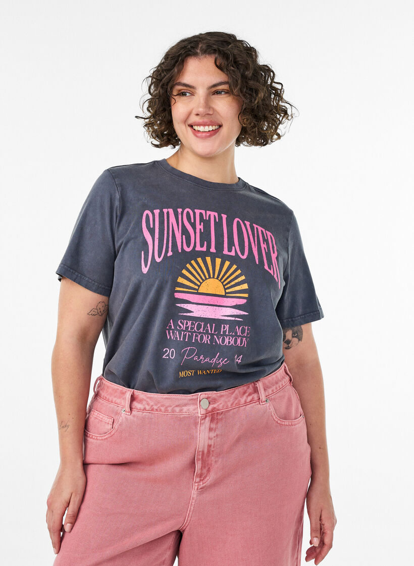 T-shirt i bomull med tryck framtill och en tv&auml;ttad look, Gr&aring;, Model image number 0