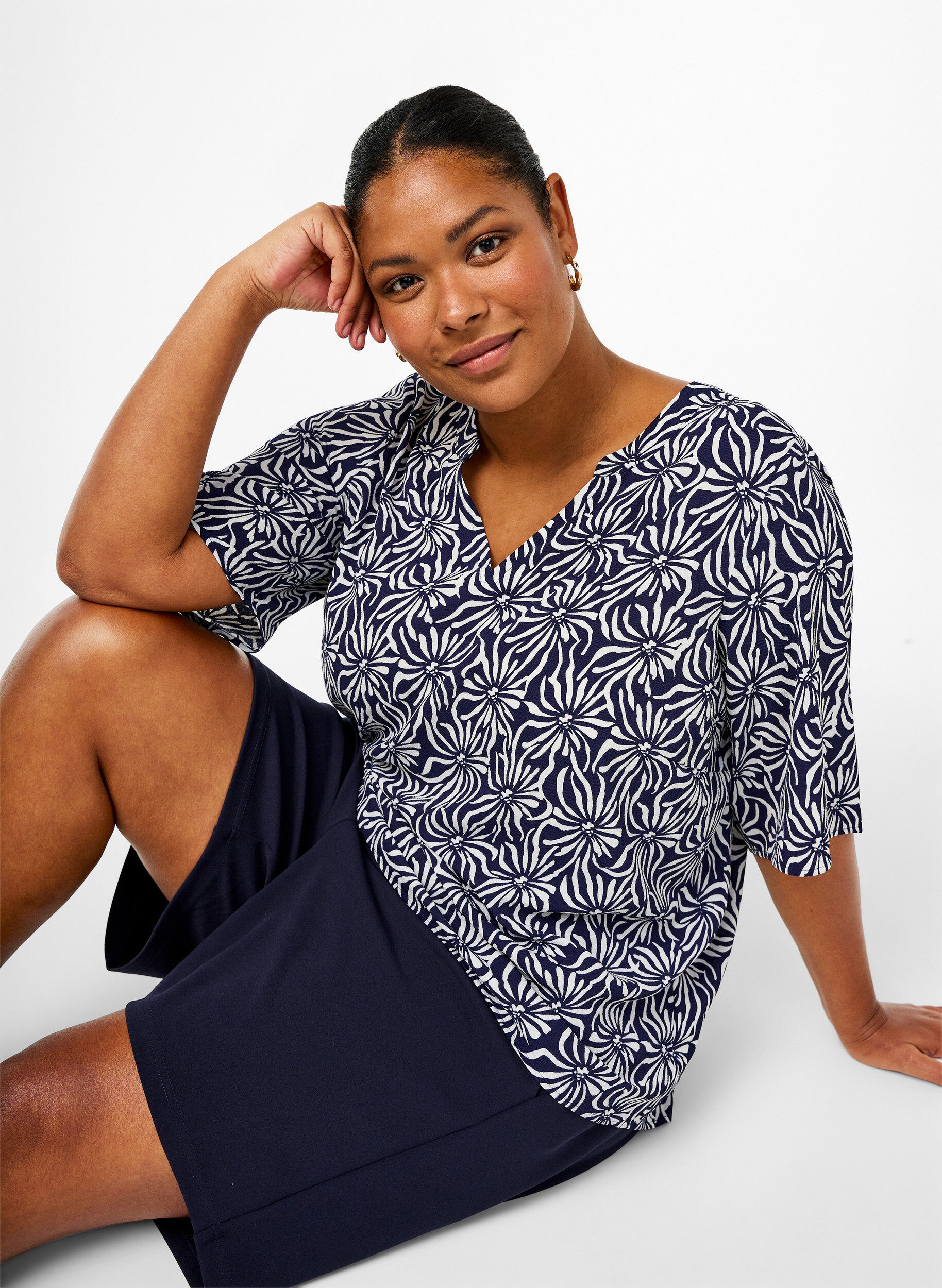 Zizzi Blus med V-ringning och blomstertryck, White Blue Flower, Image image number 0