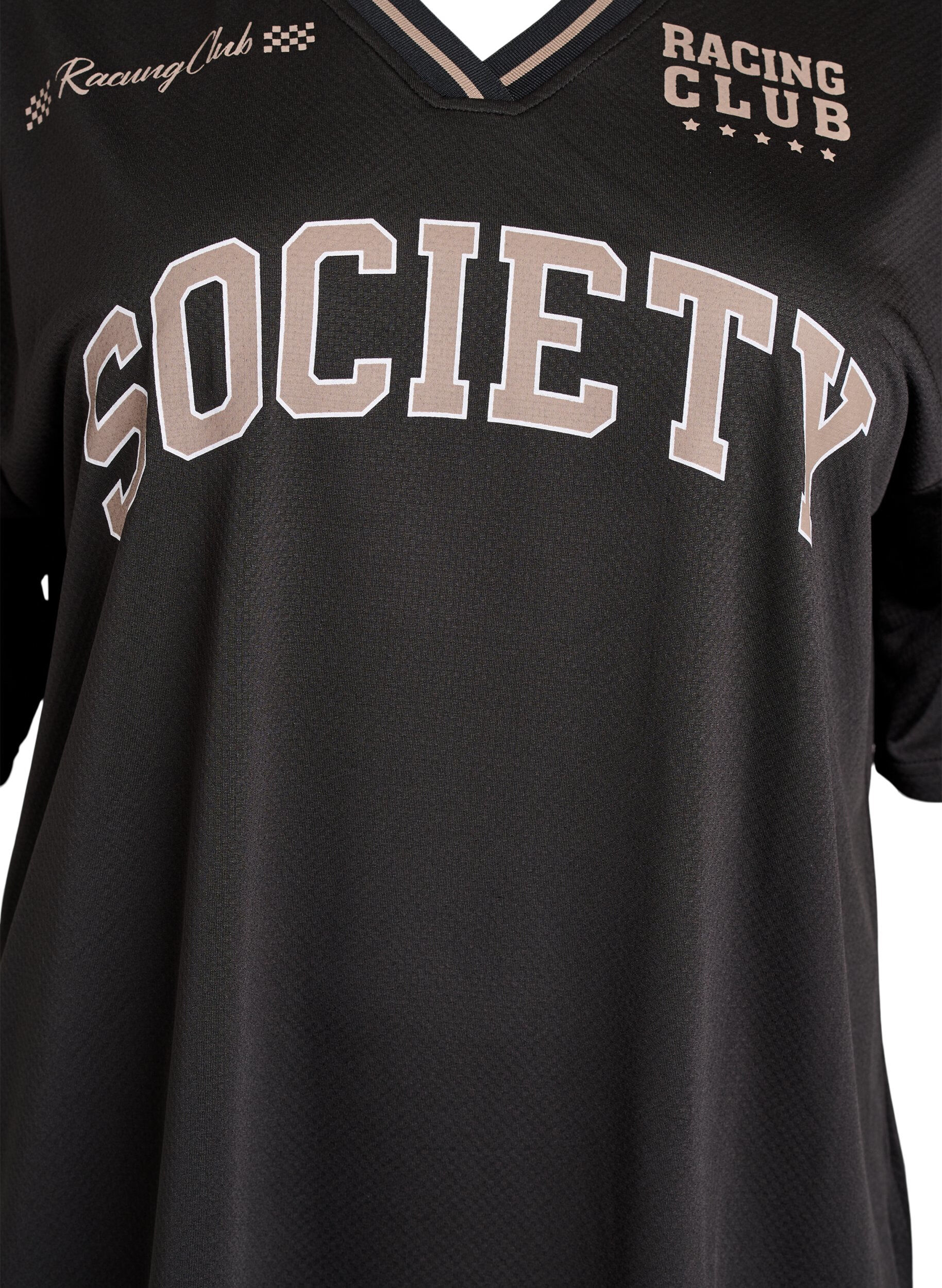 Zizzi Sportig t-shirt med v-ringning och racingtryck, Svart, Packshot image number 2