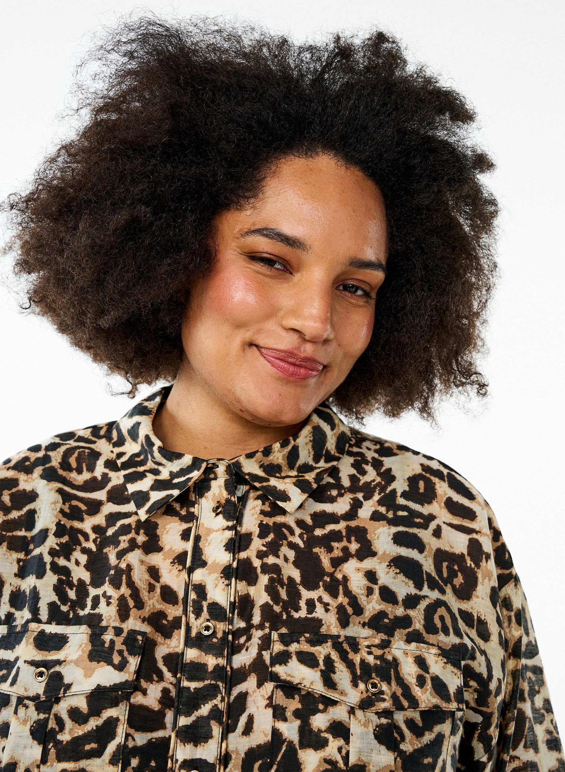 Zizzi L&ouml;st sittande skjorta med djurm&ouml;nster och br&ouml;stfickor, Brun, Model image number 3