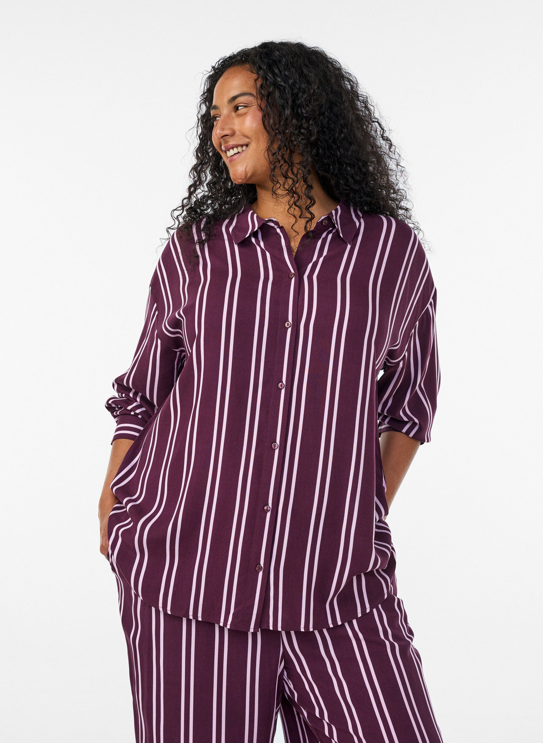 Randig nattskjorta, M&ouml;rk Bordeaux, Model