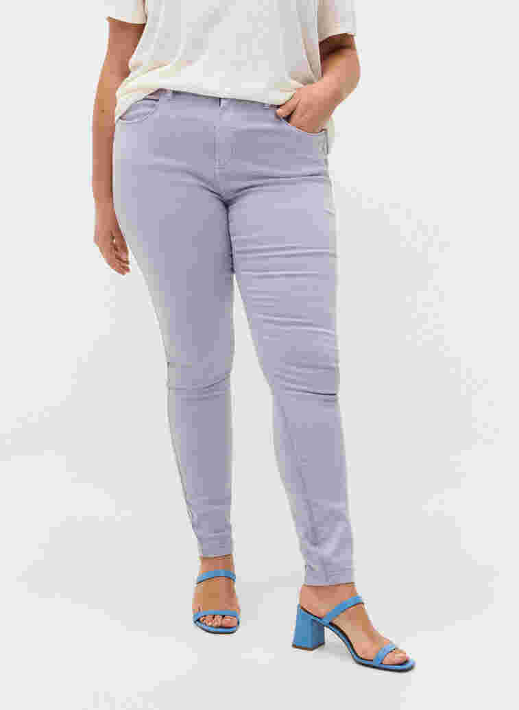 Super slim Amy jeans med hög midja, Lavender, Model image number 2