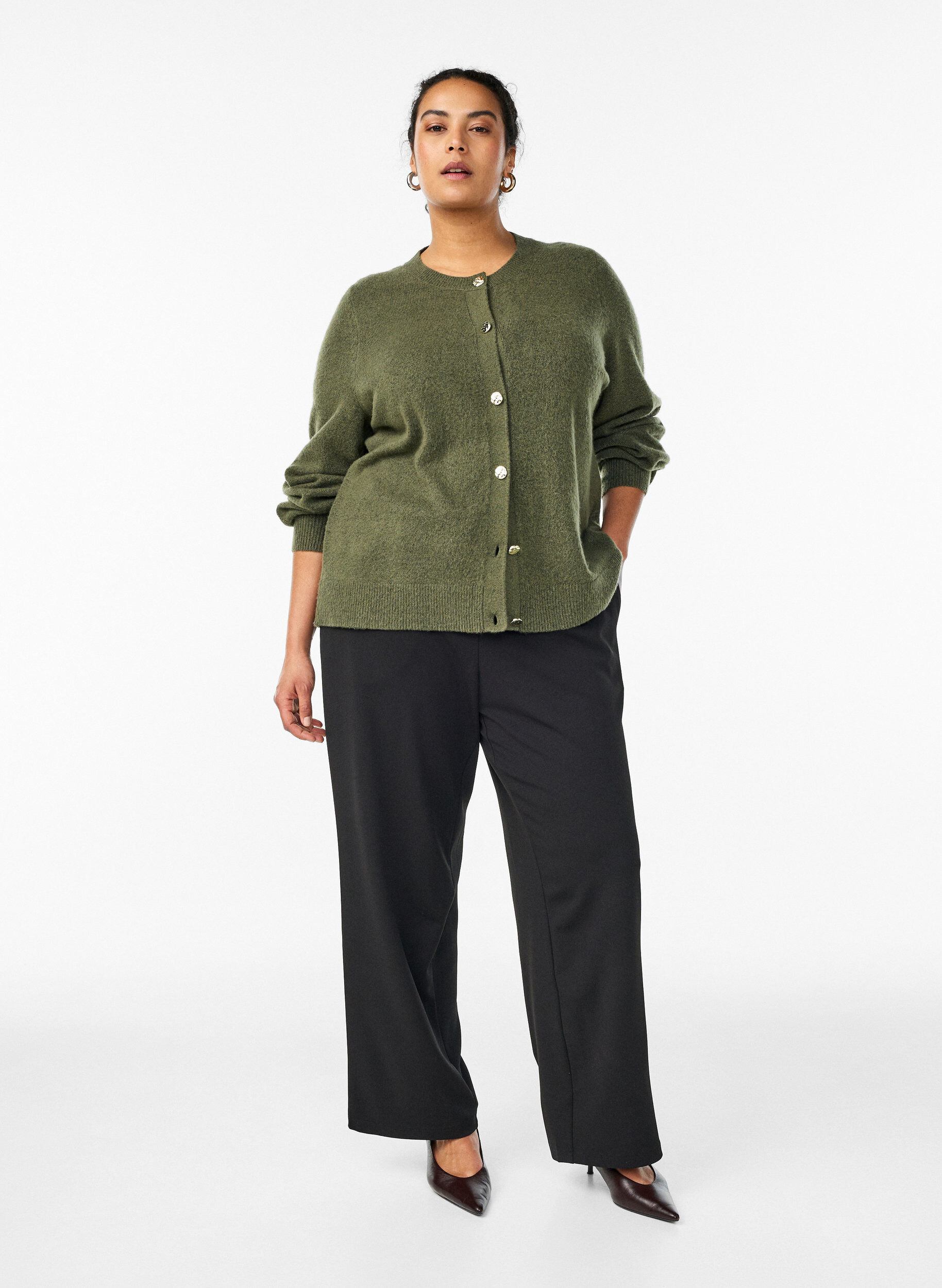 Zizzi Kofta i mjukt stickat med guldf&auml;rgade knappar, Gr&ouml;n, Model image number 1