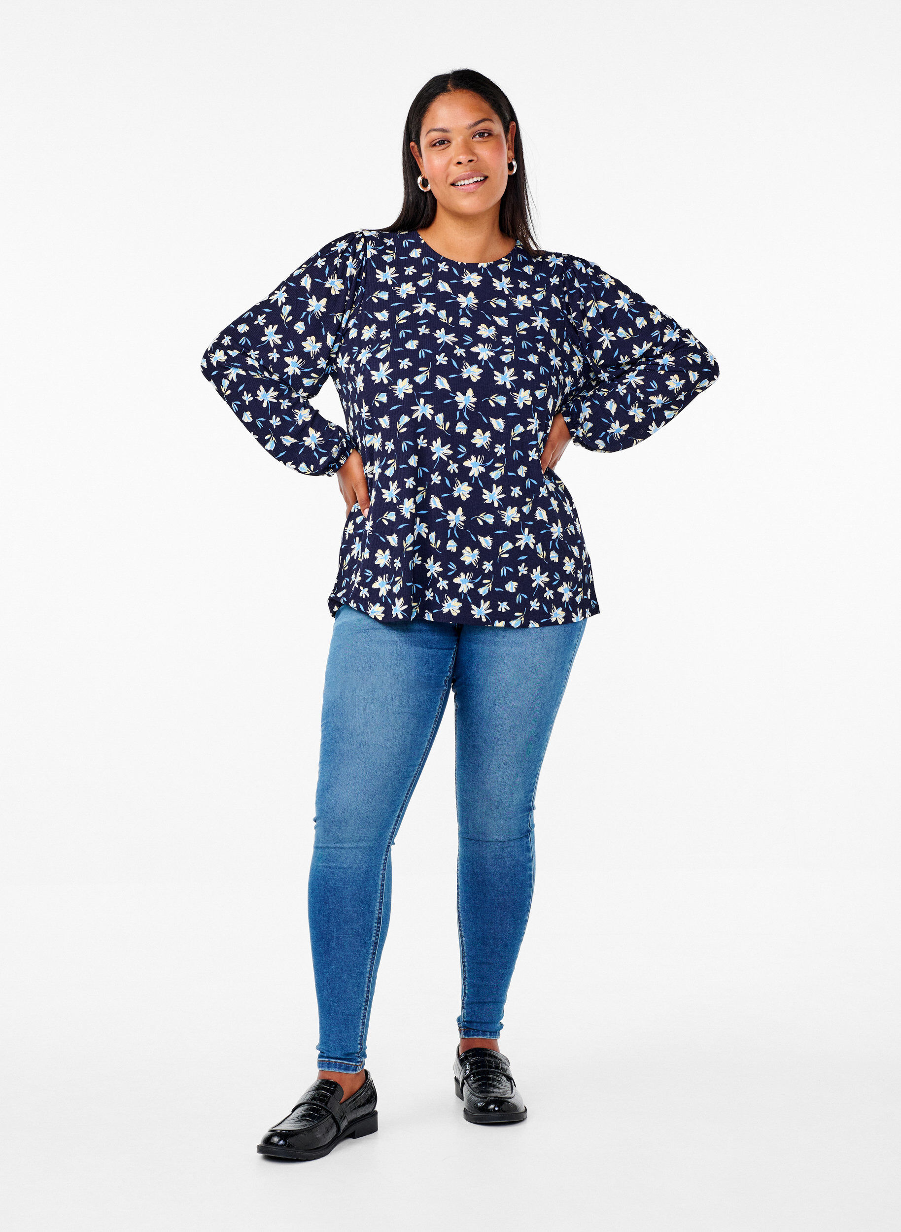 Zizzi Blus med l&aring;nga &auml;rmar och blommigt tryck, Bl&aring;, Model image number 1