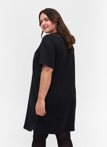 Lång t-shirt i bomull med bröstficka och nitar, Black, Model image number 1