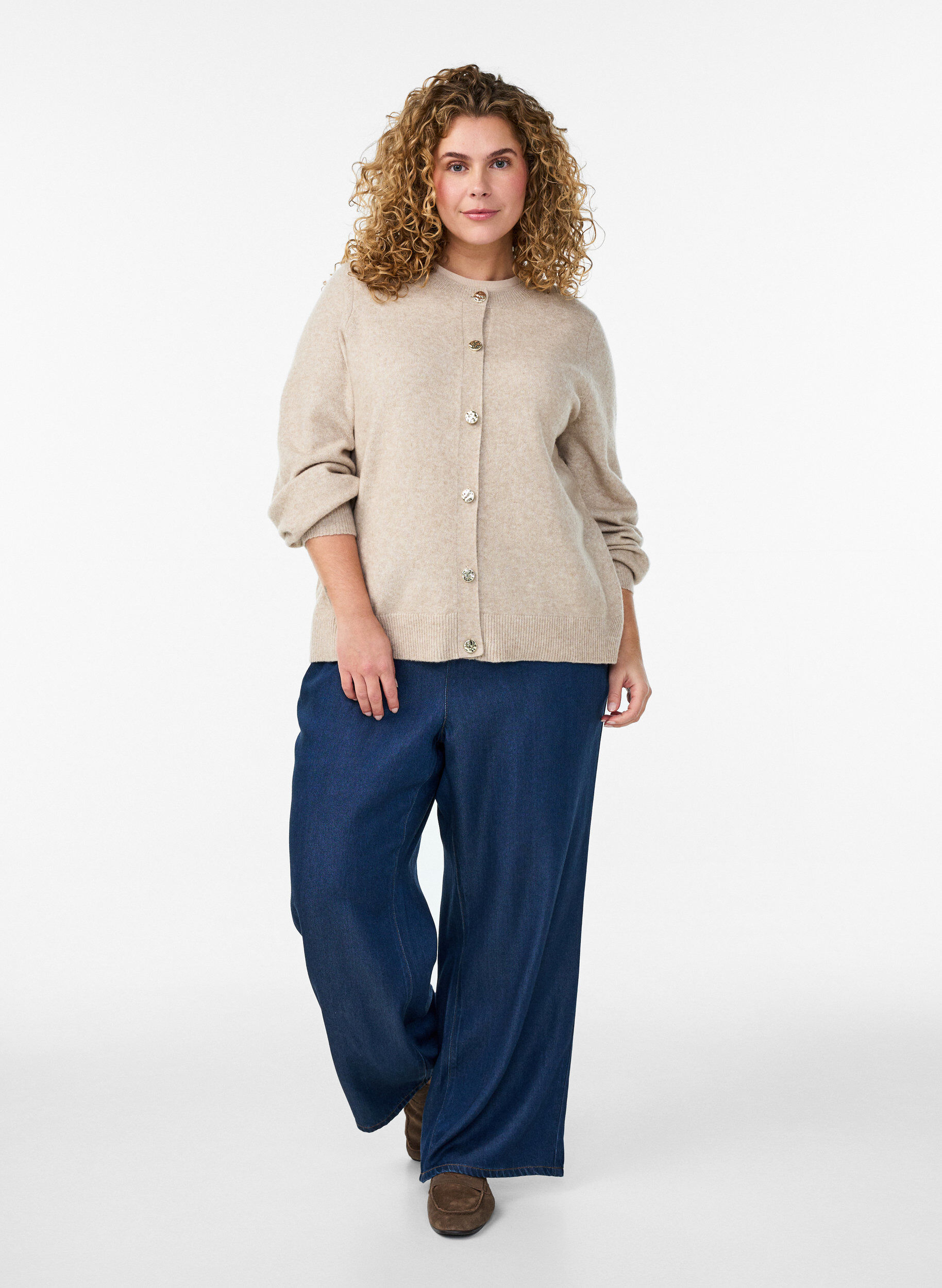 ZizziKofta i mjukt stickat med guldf&auml;rgade knappar, Beige, Model image number 1