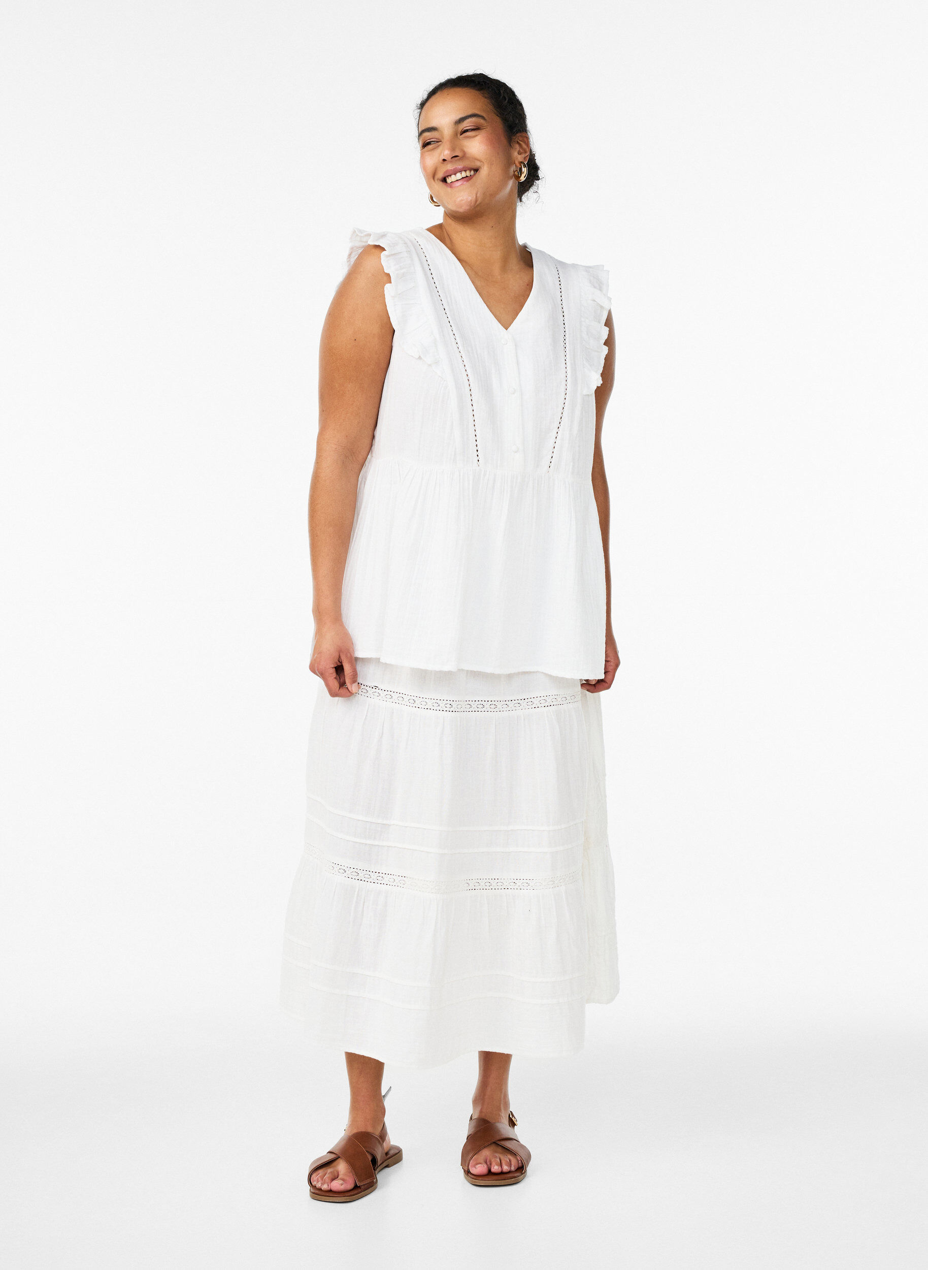 Zizzi&Auml;rml&ouml;s blus i bomullsmuslin med volanger, Vit, Model image number 1