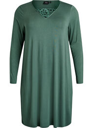 Långärmat nattlinne med spetsinfällning och v-ringning, Grön