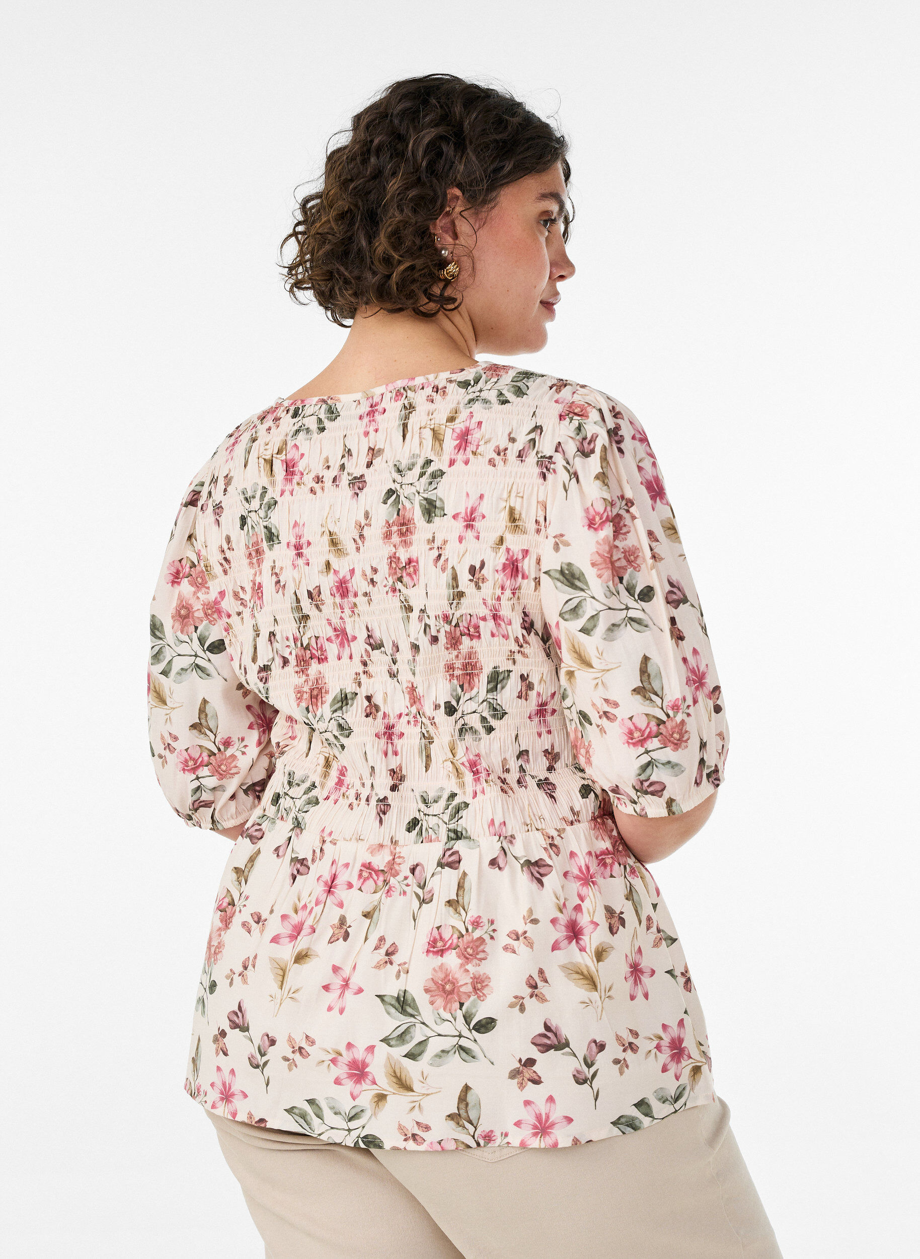 ZizziBlus i viskos med smock och peplumeffekt, Vanilla, Model image number 2