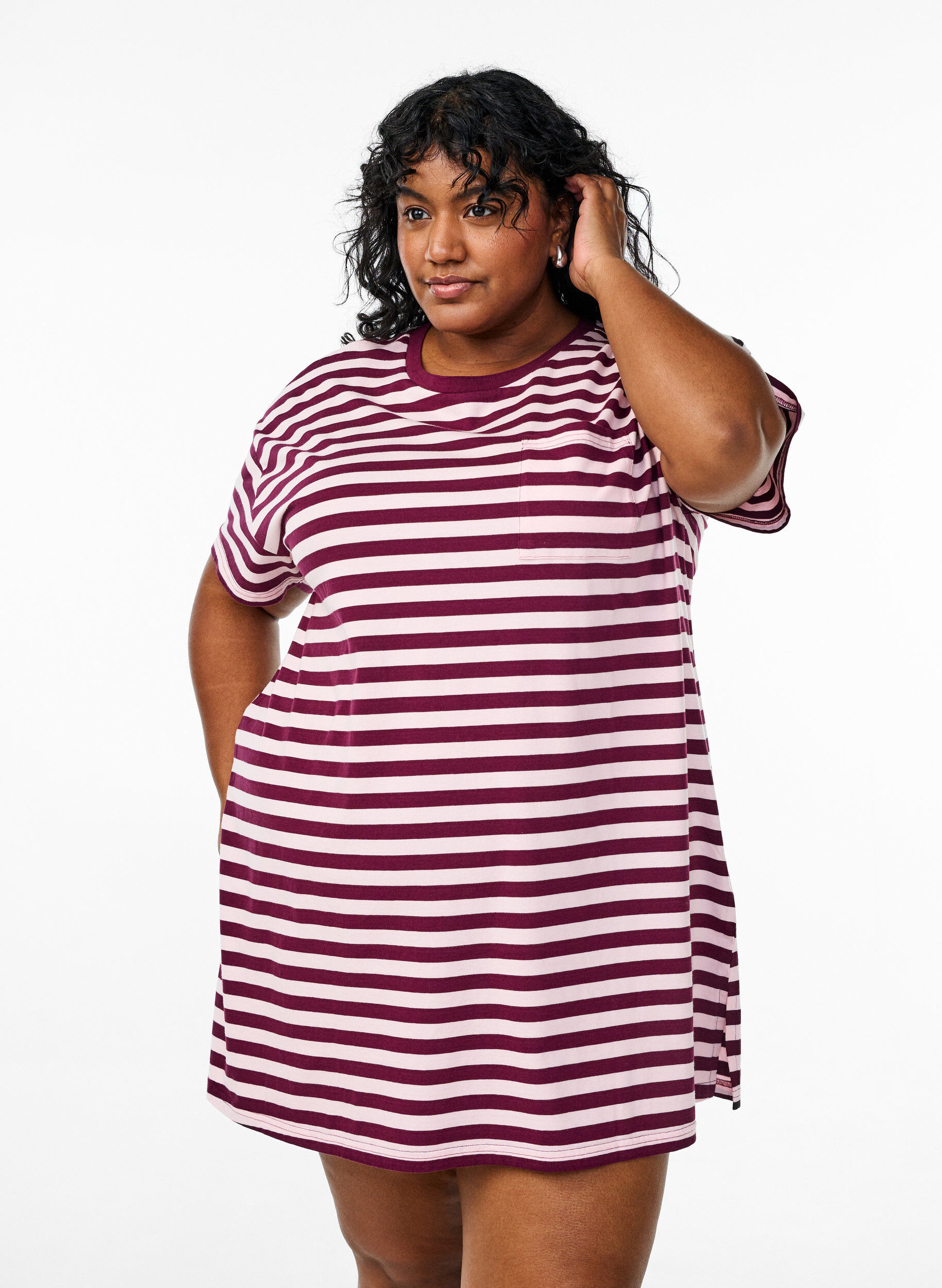 Zizzi L&aring;ng natt-t-shirt i ekologisk bomull med r&auml;nder, R&ouml;d, Model image number 0