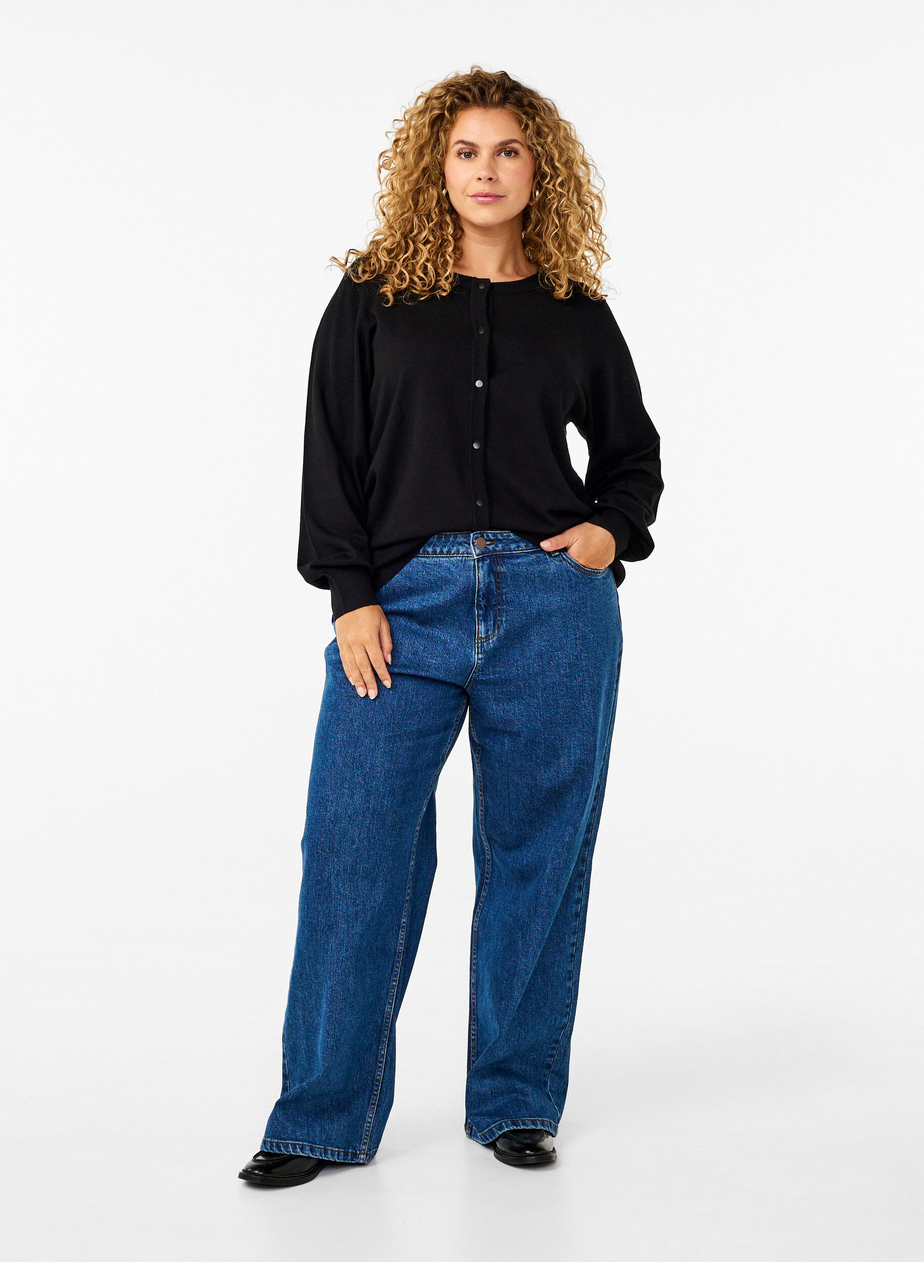 Zizzi Stickad kofta med rund halsringning och knappar, Svart, Model image number 1