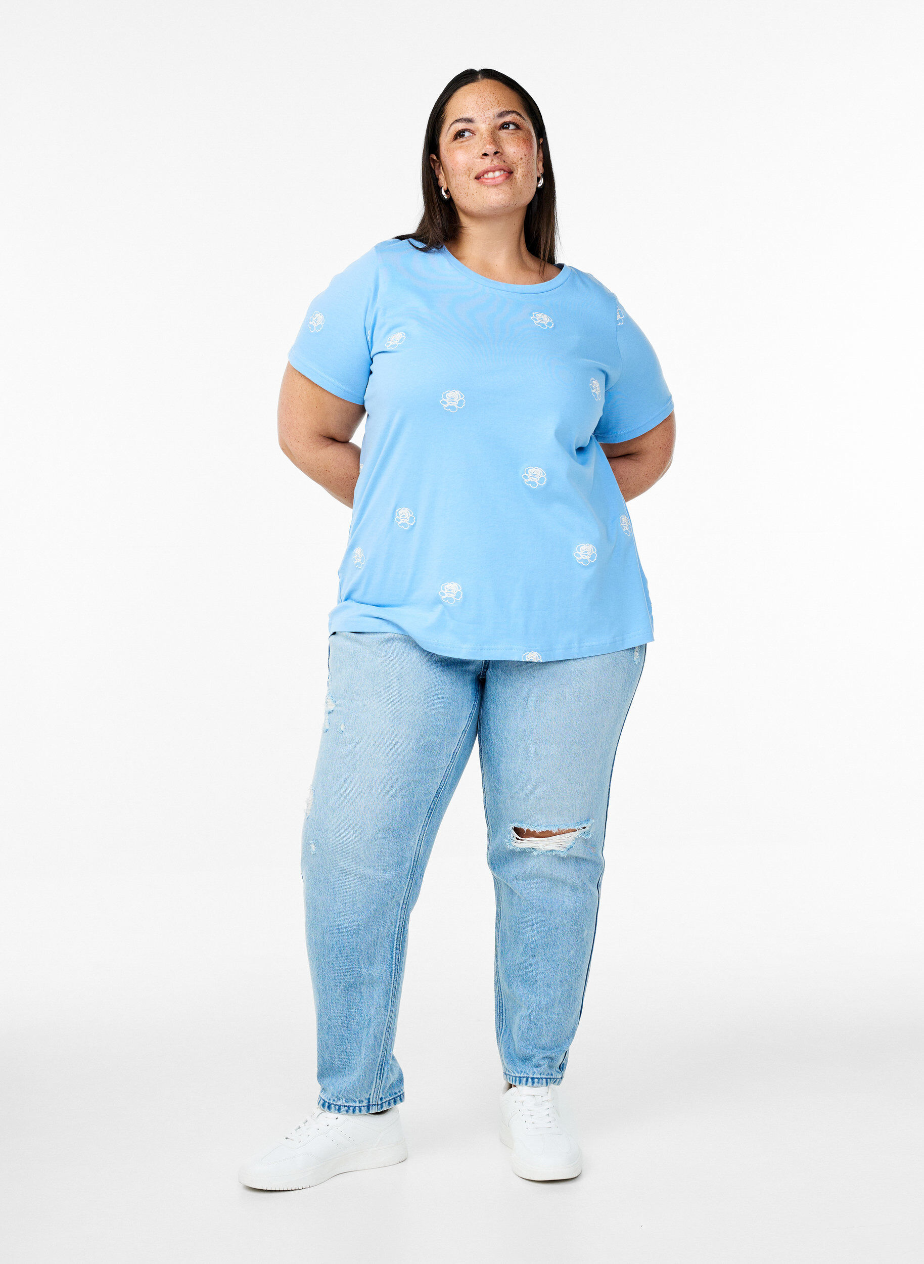 Zizzi T-shirt i ekologisk bomull med broderade motiv, Bl&aring;, Model image number 1