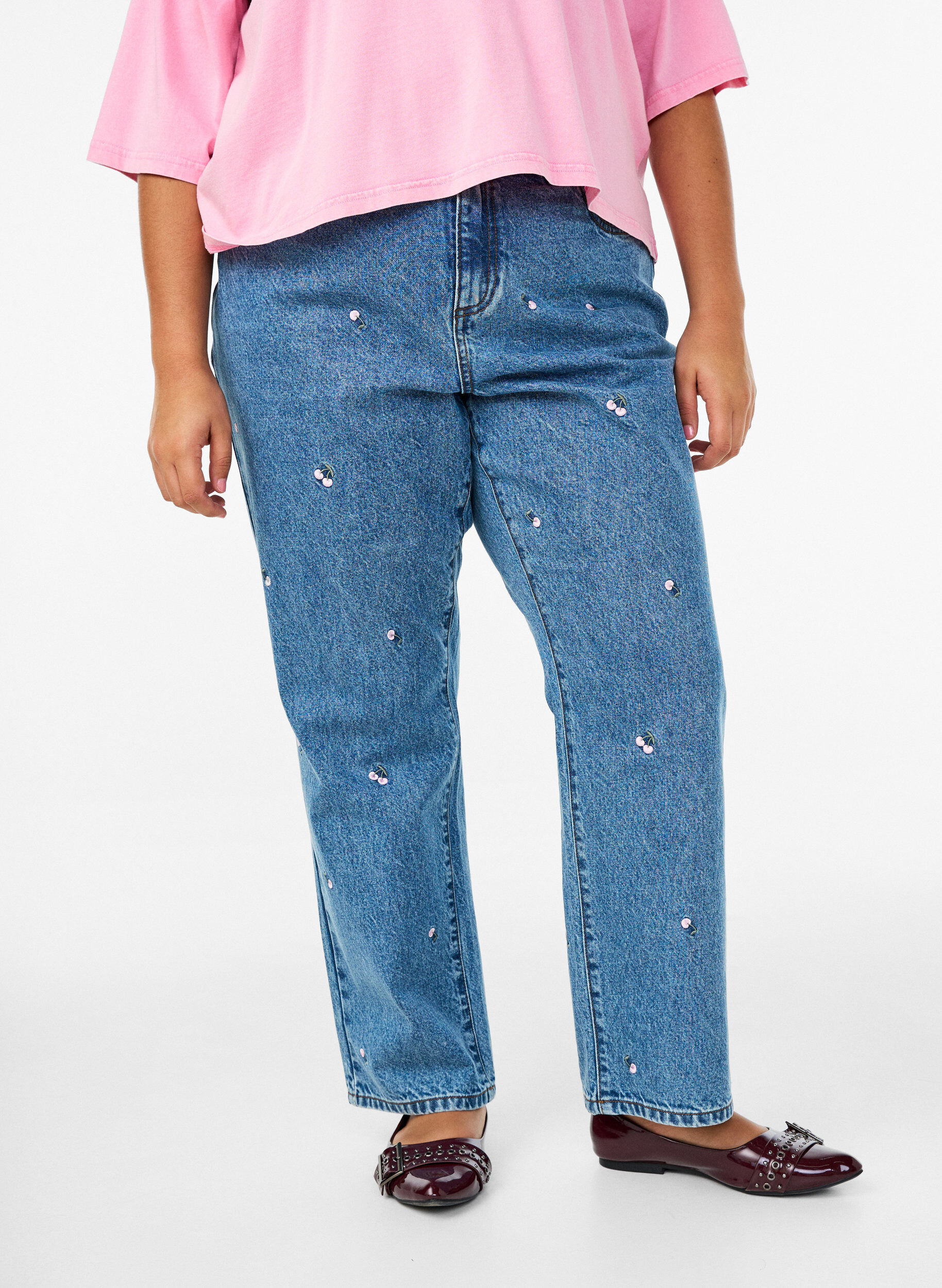 Zizzi Gemma-jeans med h&ouml;g midja och broderade detaljer, Bl&aring;, Model image number 2