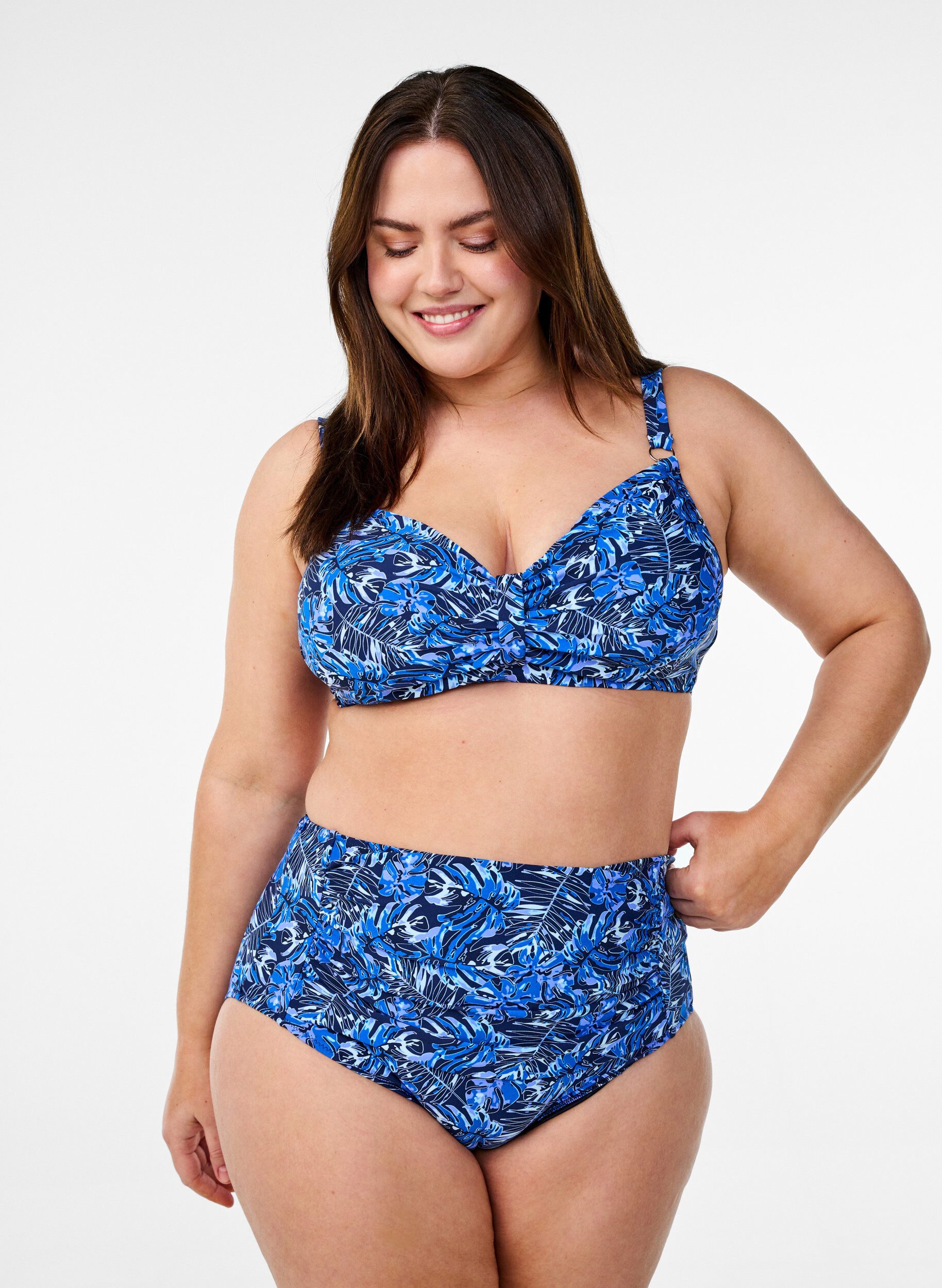 Bikinitrosa med h&ouml;g midja och m&ouml;nster, Bl&aring;, Model