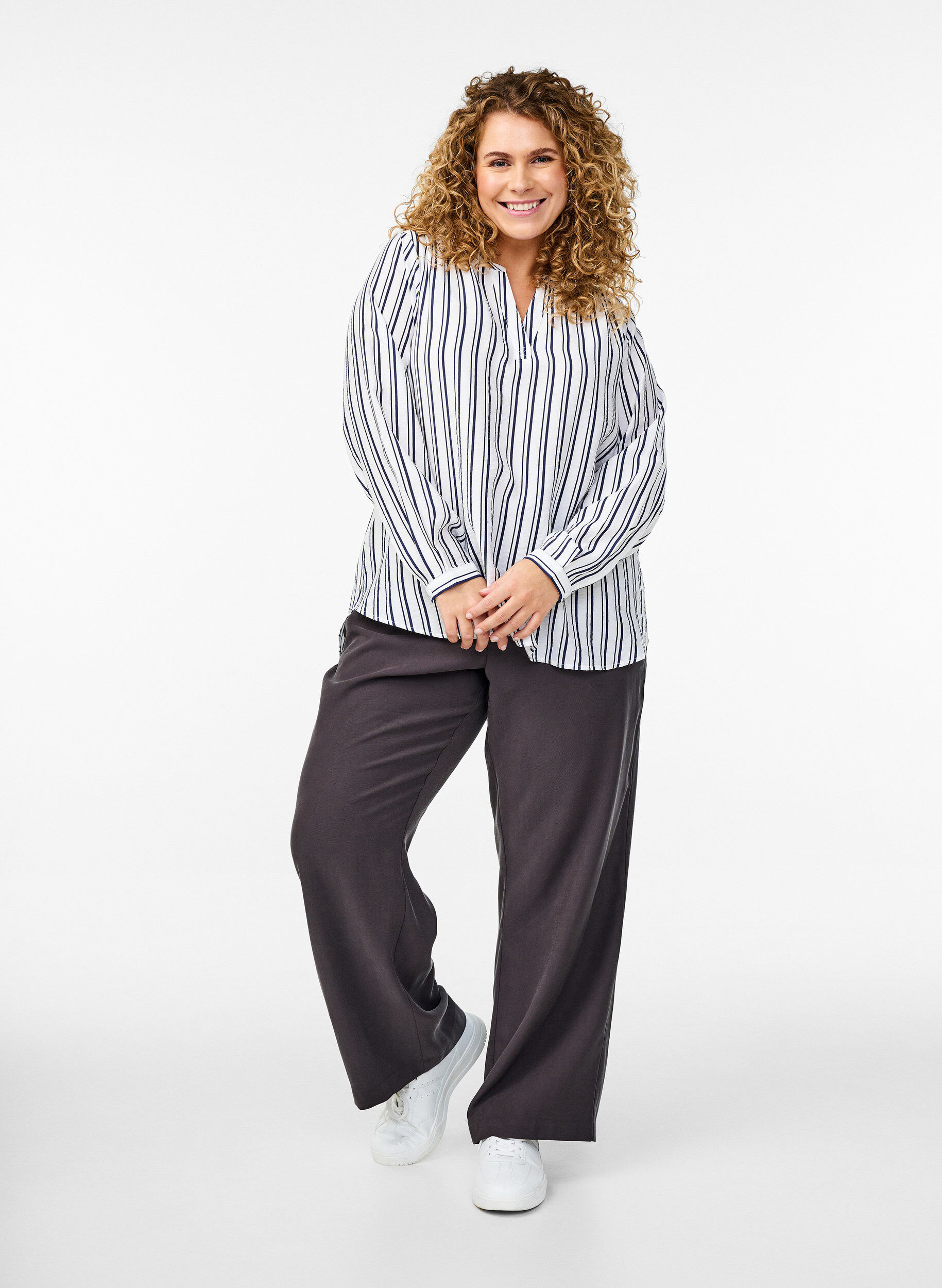 Zizzi FLASH - Randig skjortskjortblus med v-ringning, Vit, Model image number 1