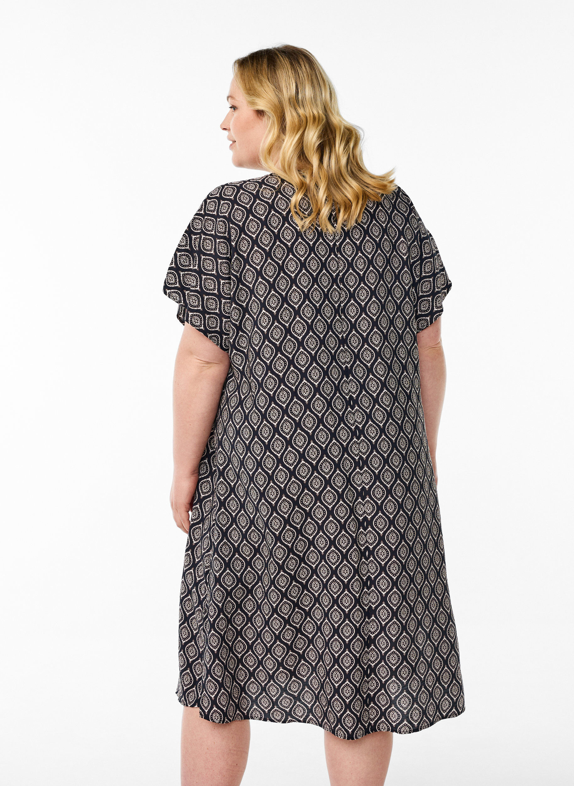 Zizzi Kl&auml;nning med v-ringning i viskos, Bl&aring;, Model image number 2