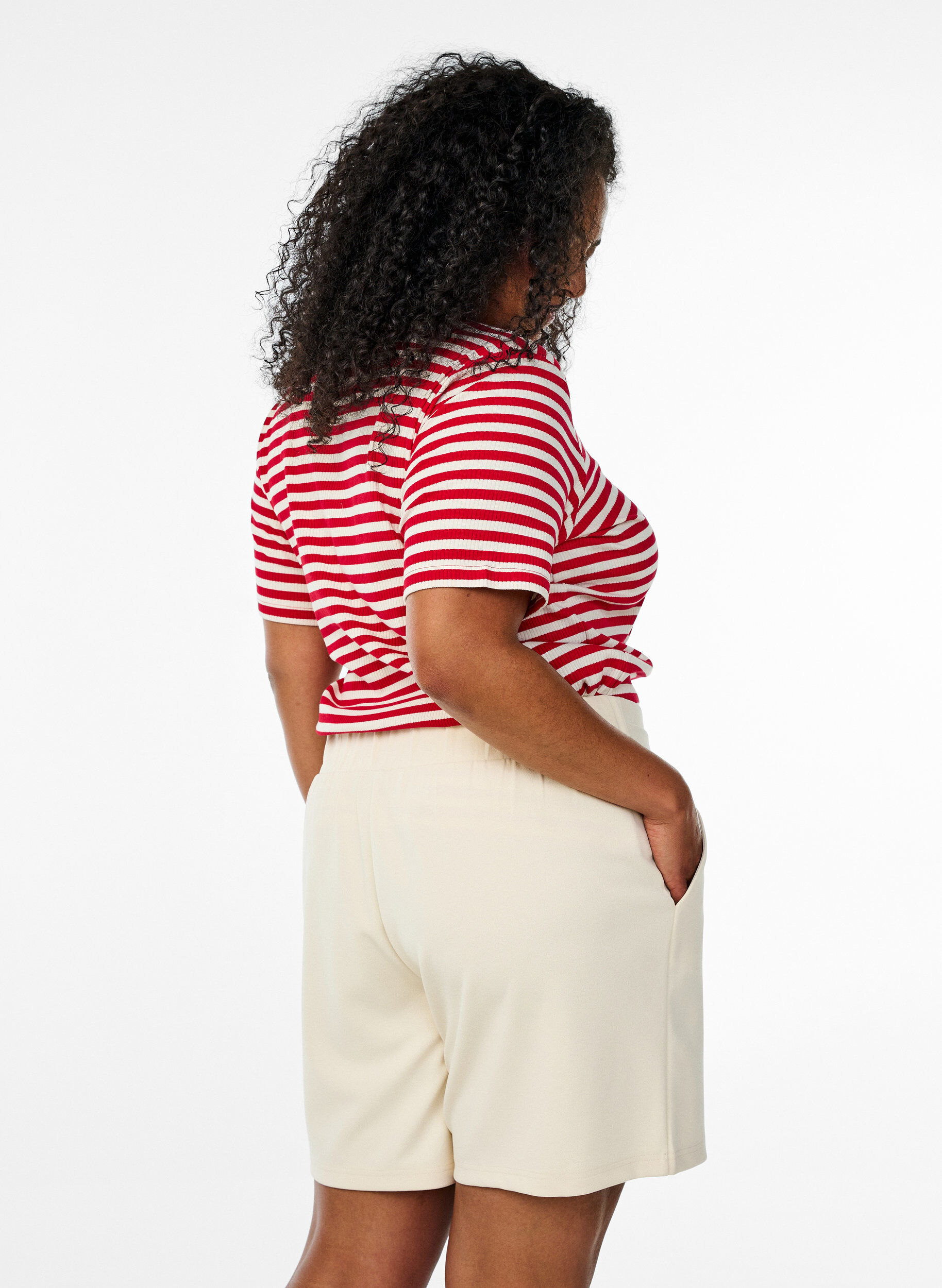 ZizziShorts med fickor och l&ouml;s passform, Beige, Model image number 2