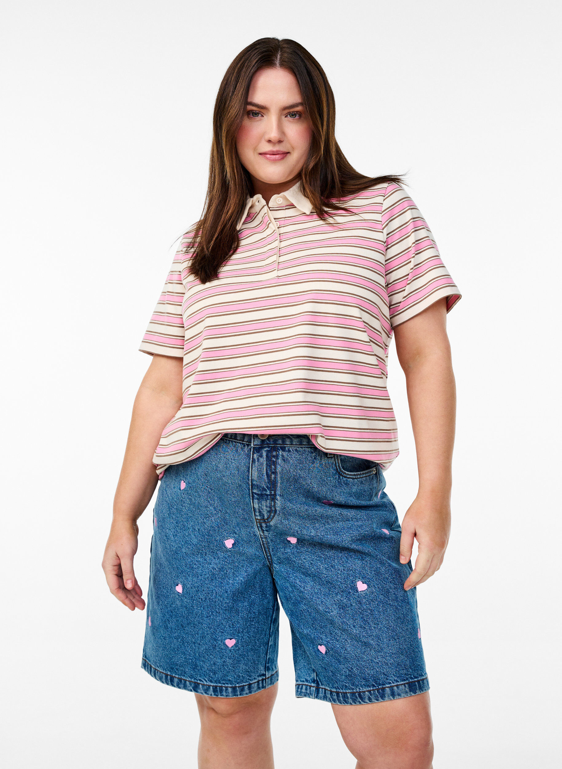 Zizzi Jeansshorts med h&ouml;g midja och broderade hj&auml;rtan, Bl&aring;, Model image number 0