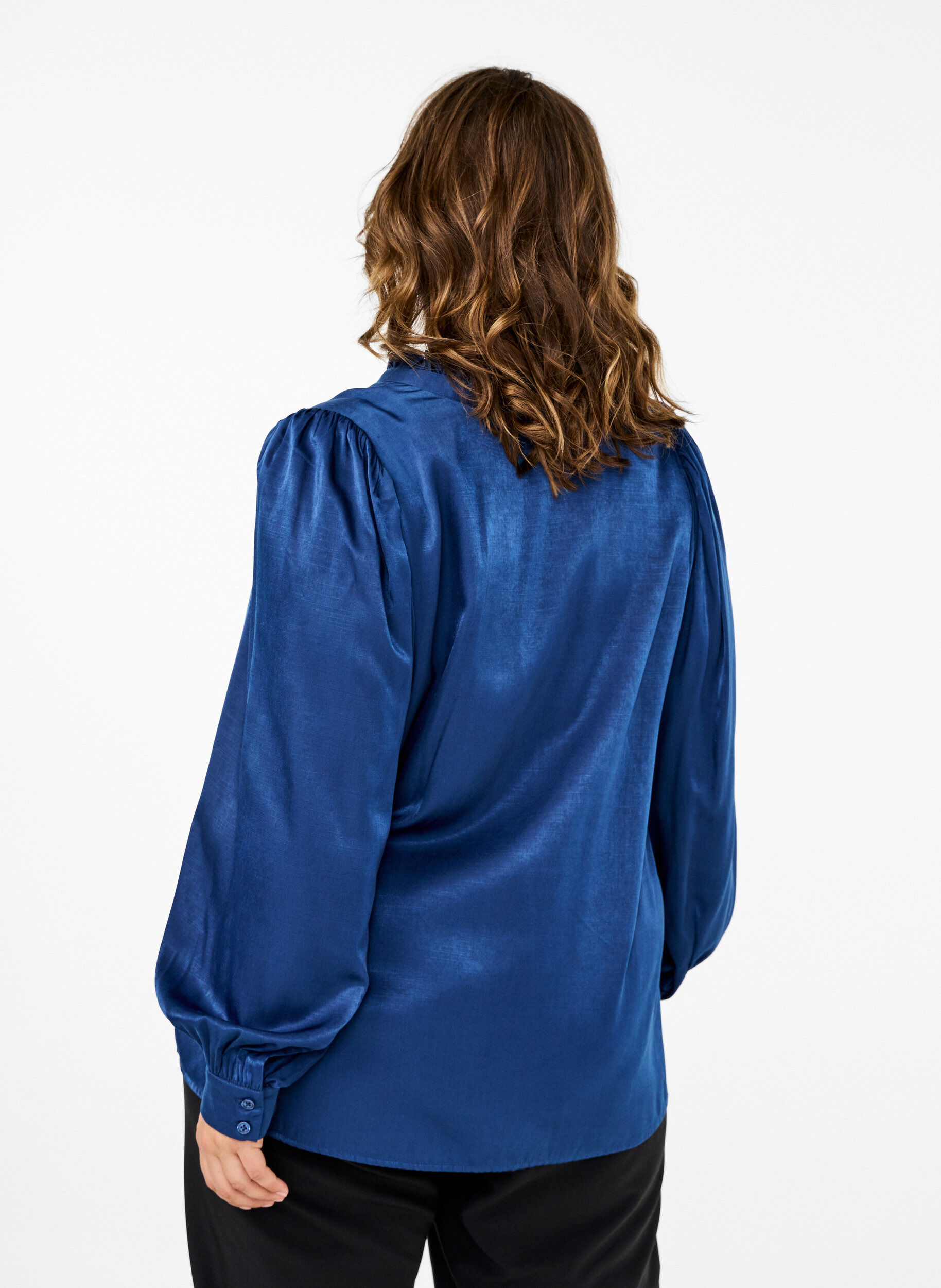 Zizzi L&aring;ng&auml;rmad blus med volanger och v-ringning, Estate Blue, Model image number 1