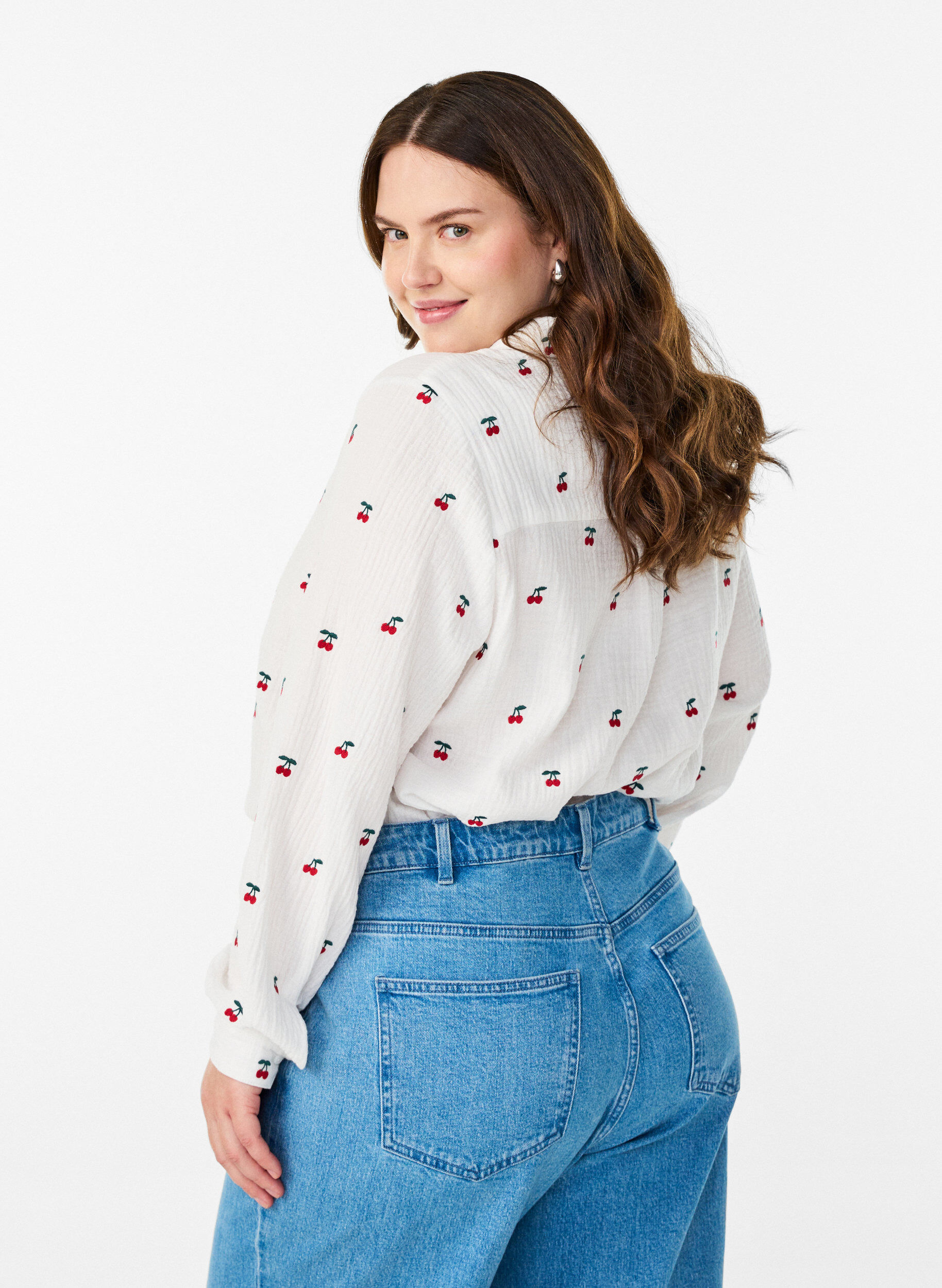 Zizzi L&aring;ng&auml;rmad blus i bomullsmuslin med broderade motiv, Vanilla, Model image number 2