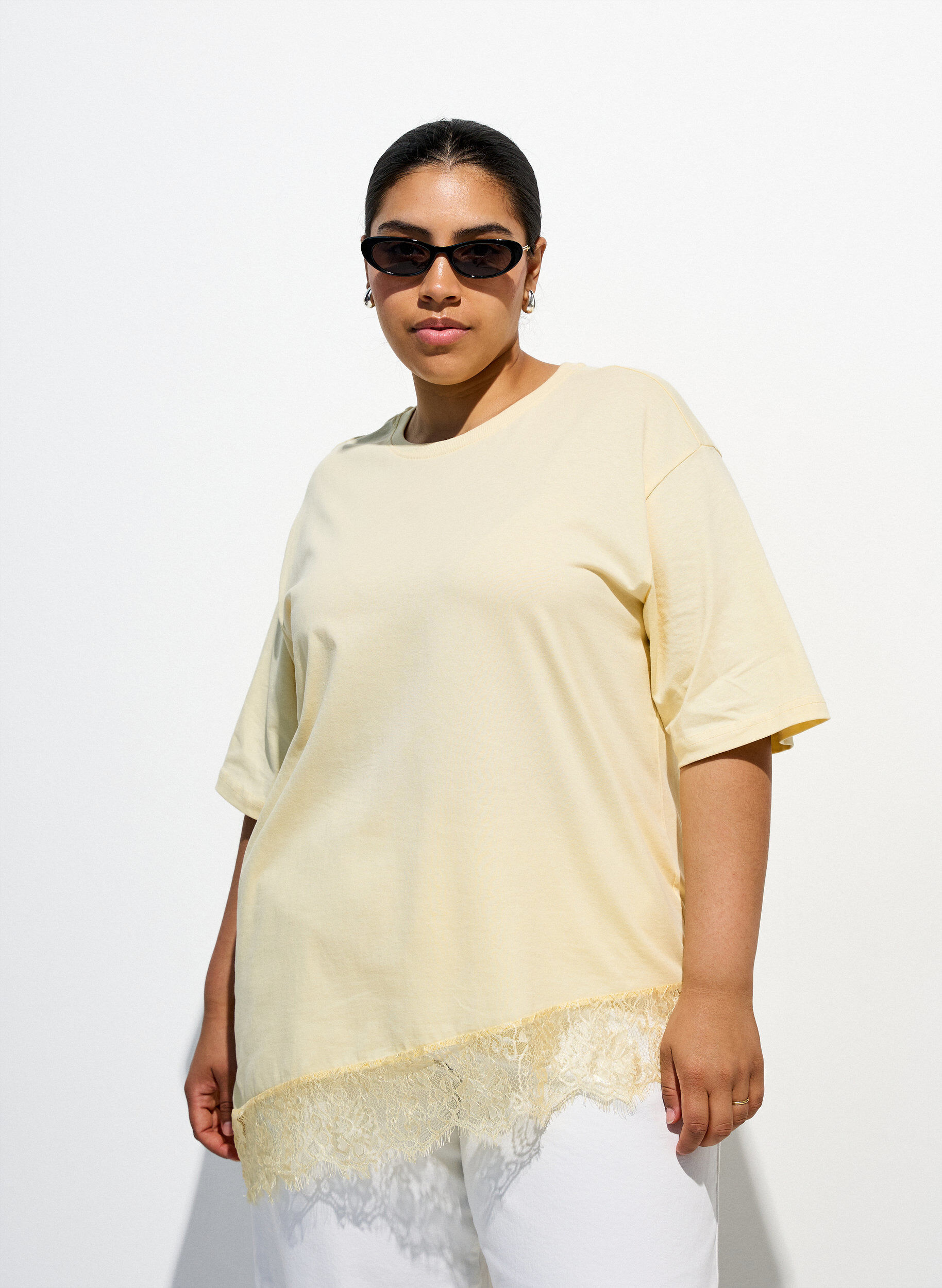 T-shirt med asymmetrisk spetskant