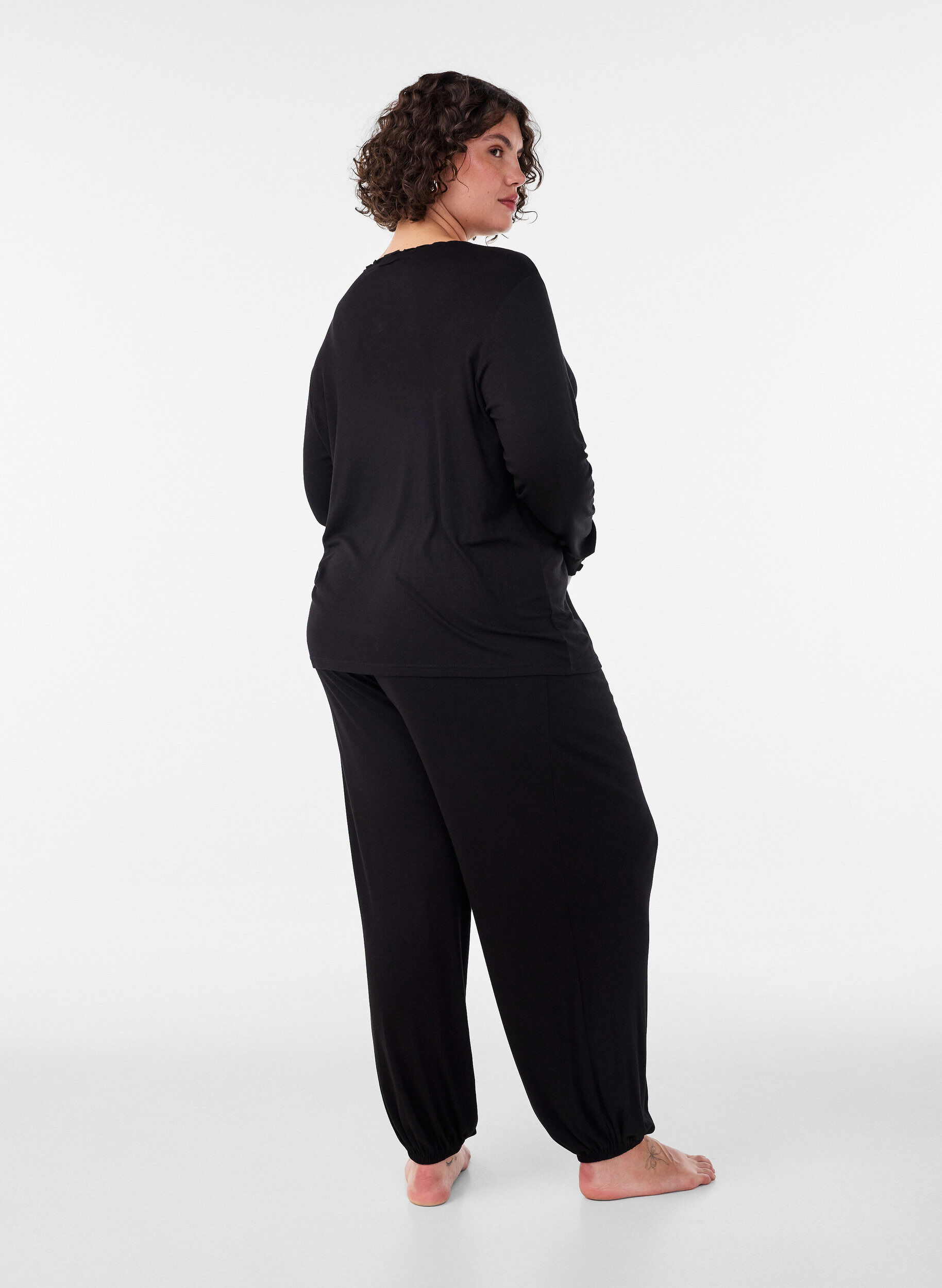 ZizziL&ouml;sa pyjamasbyxor i viskos med res&aring;r i midjan, Svart, Model image number 1
