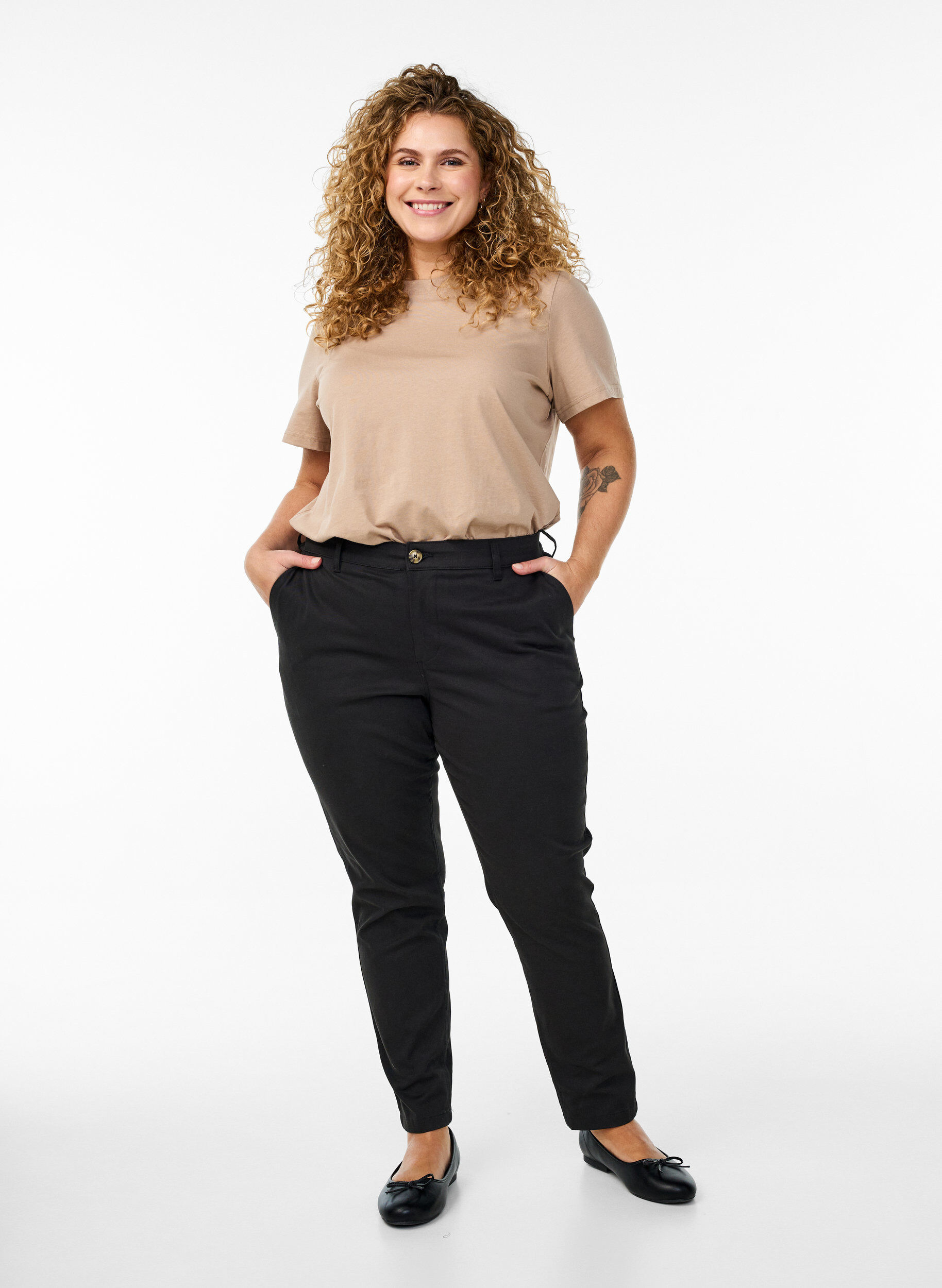 Zizzi Chinos i bomull, Svart, Model image number 0